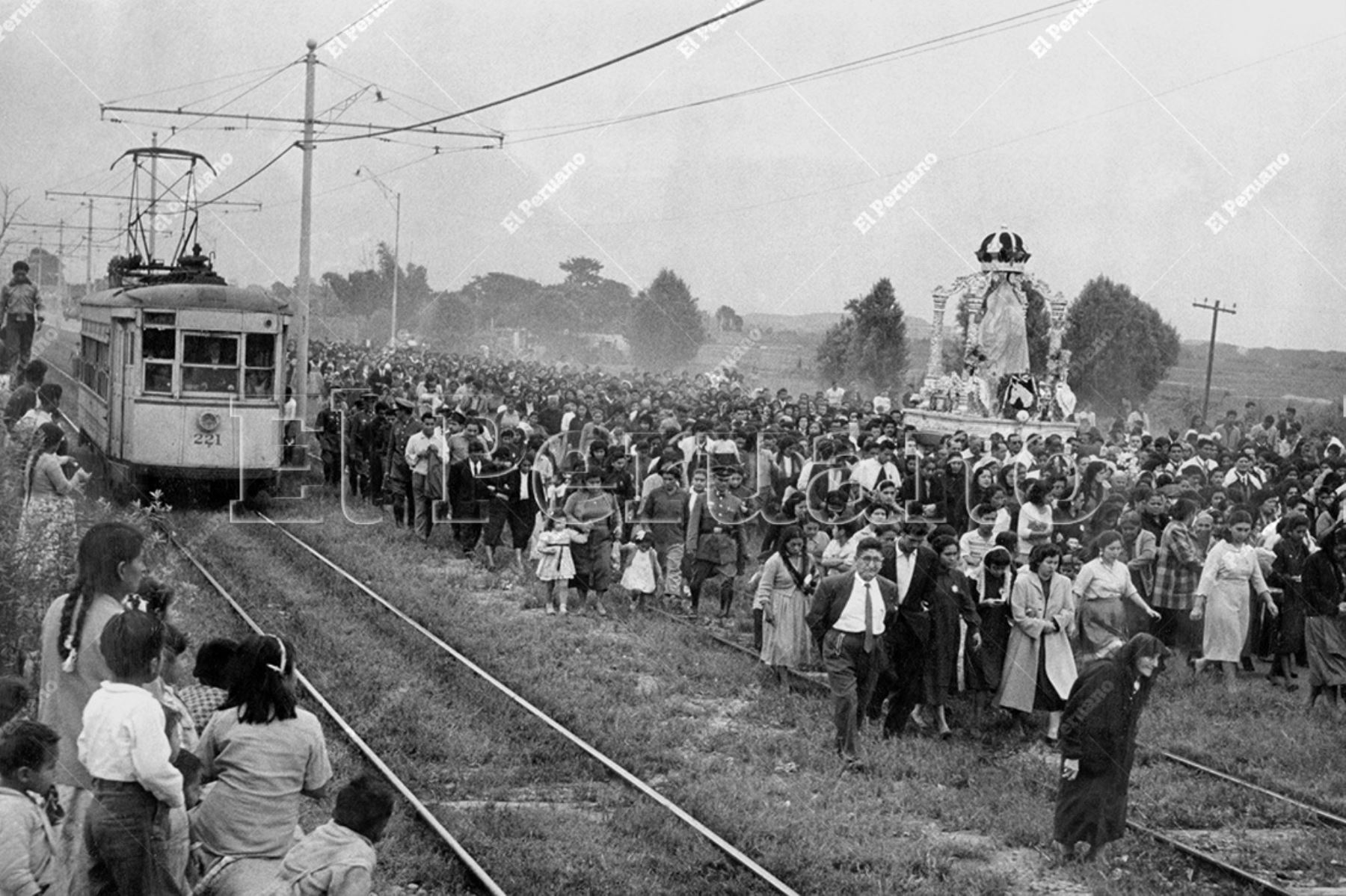 Callao - 16 julio 1958 / Una multitud de fieles acompaña a la Virgen del Carmen  en su tradicional procesión desde su santuario de La Legua hasta la Iglesia Matriz. Foto: Archivo Histórico de El Peruano