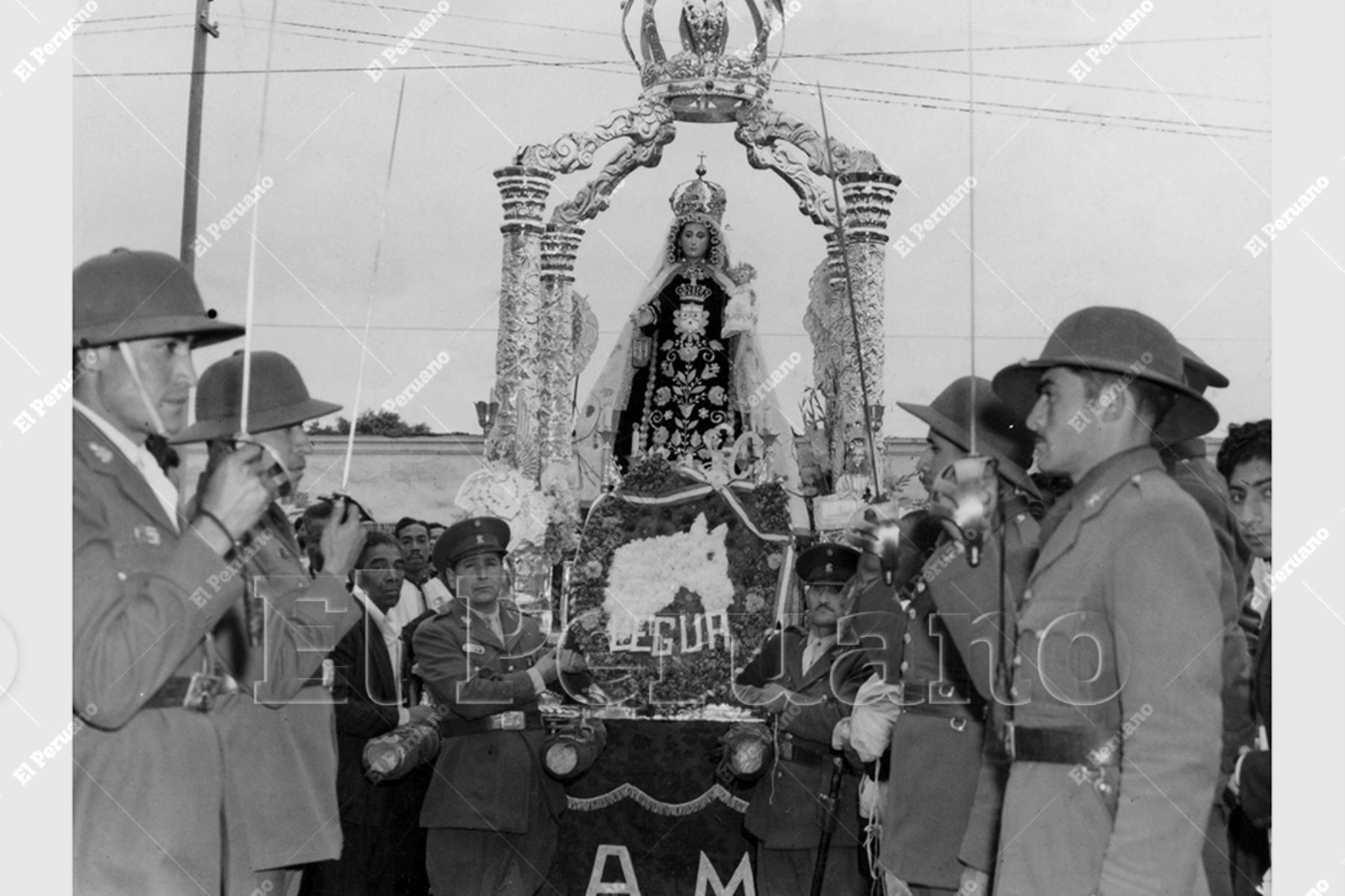 Callao - 16 julio 1950 / Oficiales de tropa rinden honores a la imagen de la Virgen del Carmen de La Legua en su tradicional procesión. Foto: Archivo Histórico de El Peruano