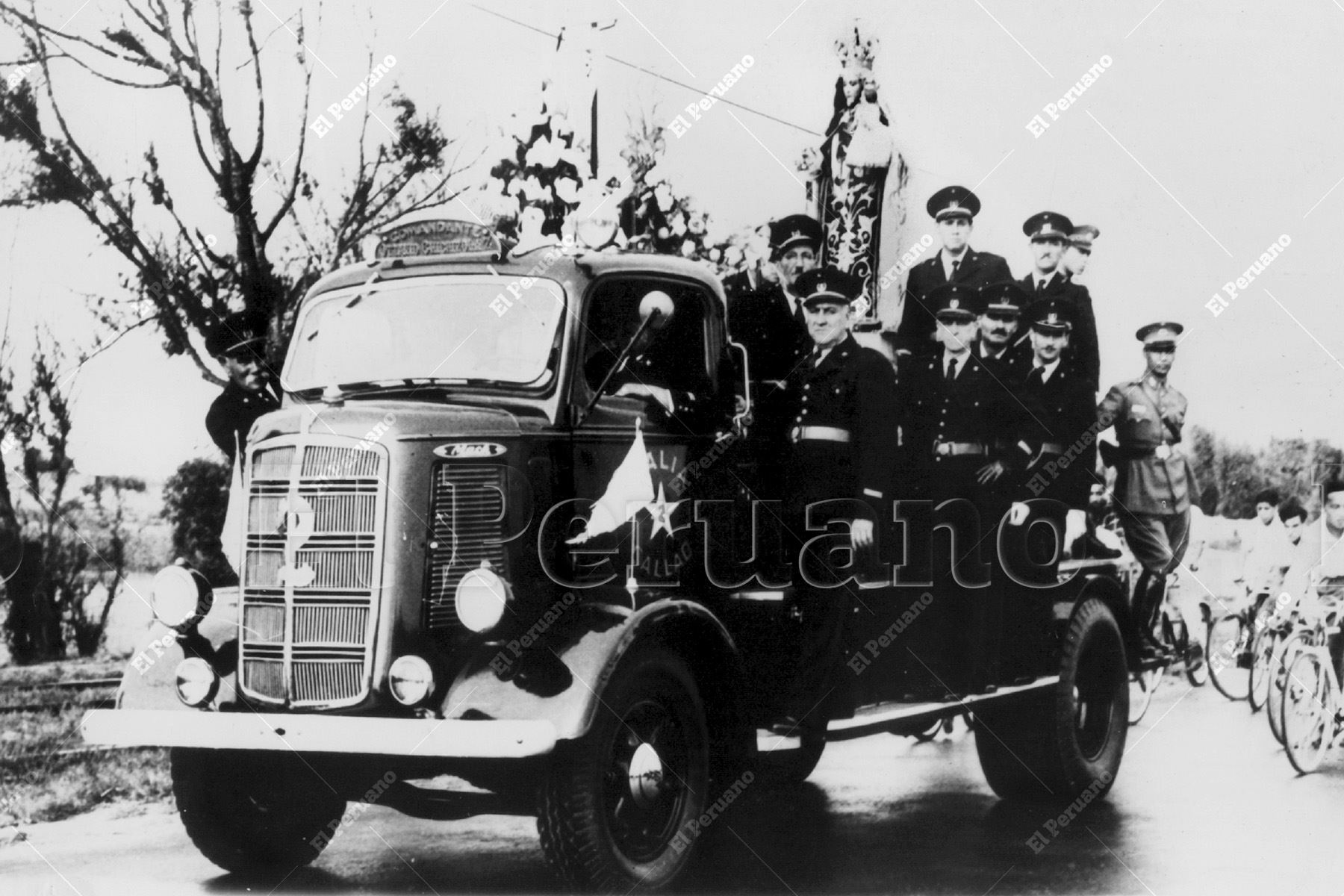 Callao, 7 octubre 1951 / La sagrada imagen de la Virgen del Carmen de La Legua, conducida en un vehículo de la Compañía de Bomberos N°2, durante las ceremonia de su coronación. Foto: Archivo Histórico de El Peruano