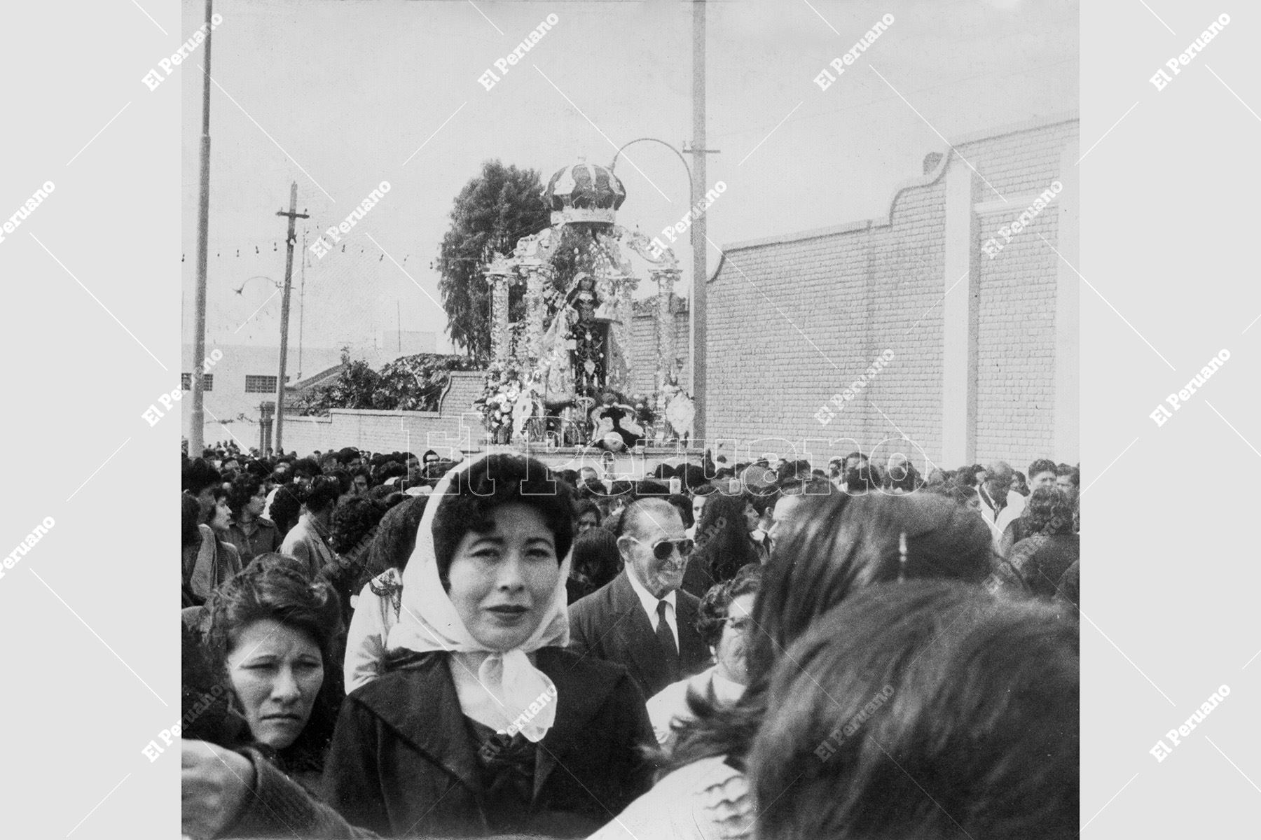 Callao - 16 julio 1959 / Parte de la numerosa de legión de fieles que acompañó a la tradicional procesión de la Virgen del Carmen  desde su santuario de La Legua hasta la Iglesia Matriz del Callao. Foto: Archivo Histórico de El Peruano