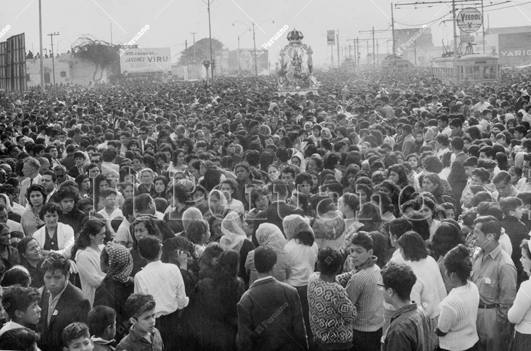 Callao - 11 octubre 1964 / Multitudinario retorno de la Virgen del Carmen  de la Iglesia Matriz a su tempo de La Legua. Foto: Archivo Histórico de El Peruano