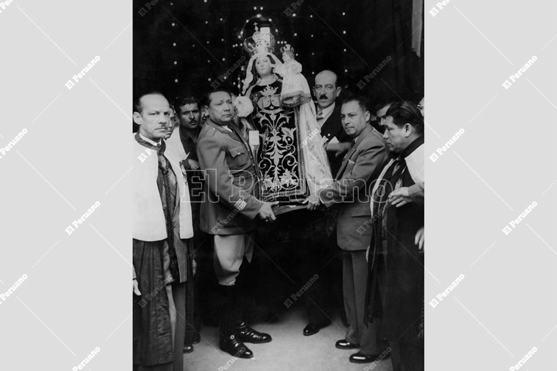 Callao- 16 julio 1954 / Instante en que el prefecto del Callao, Dámaso de Rivero Winder, y el comandante Moisés Lara Carrillo, conducen  la sagrada imagen  de la Virgen del Carmen de La Legua para ser colocada en sus andas de plata. Foto: Archivo Histórico de El Peruano