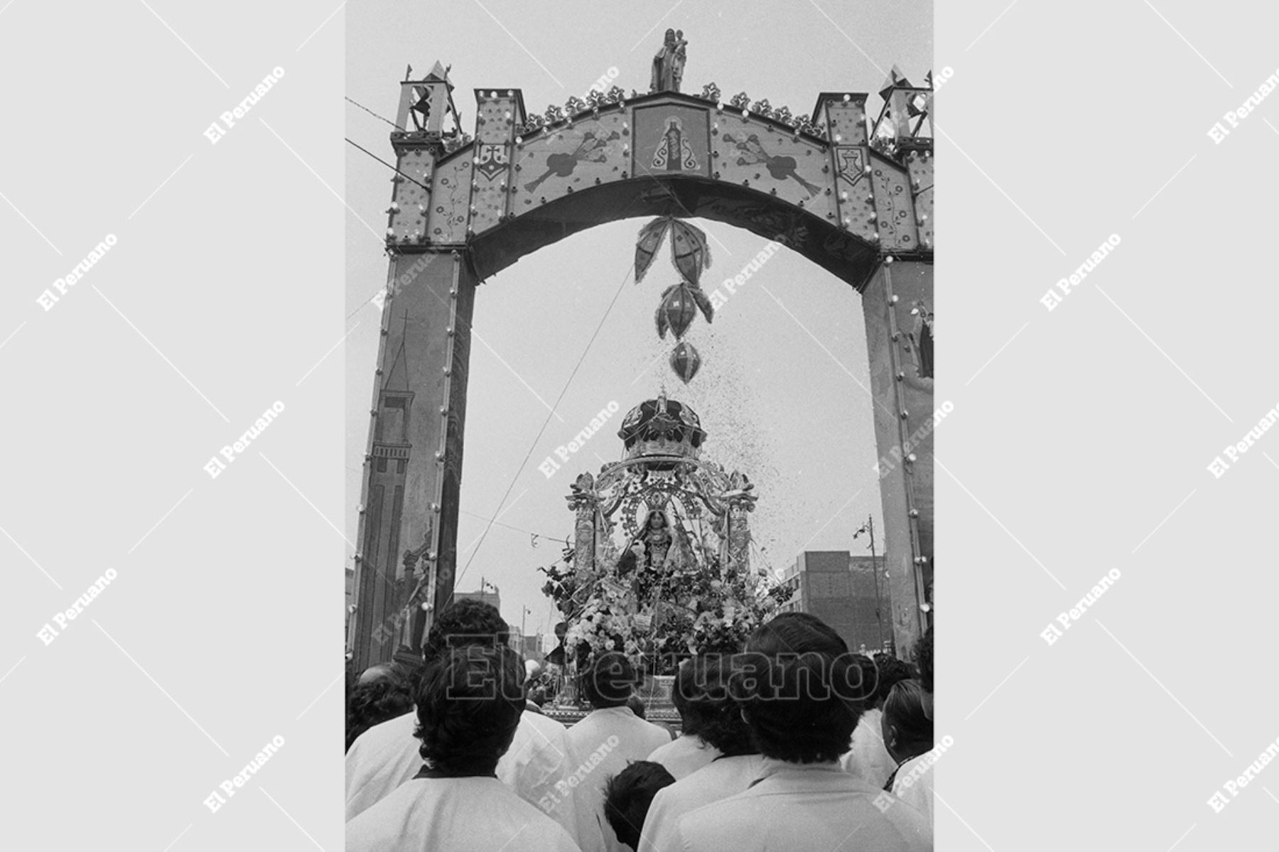 Callao - 1 octubre 1978 / Tradicional arco de devotos en homenaje a la Virgen del Carmen de La Legua.  Foto: Archivo Histórico de El Peruano