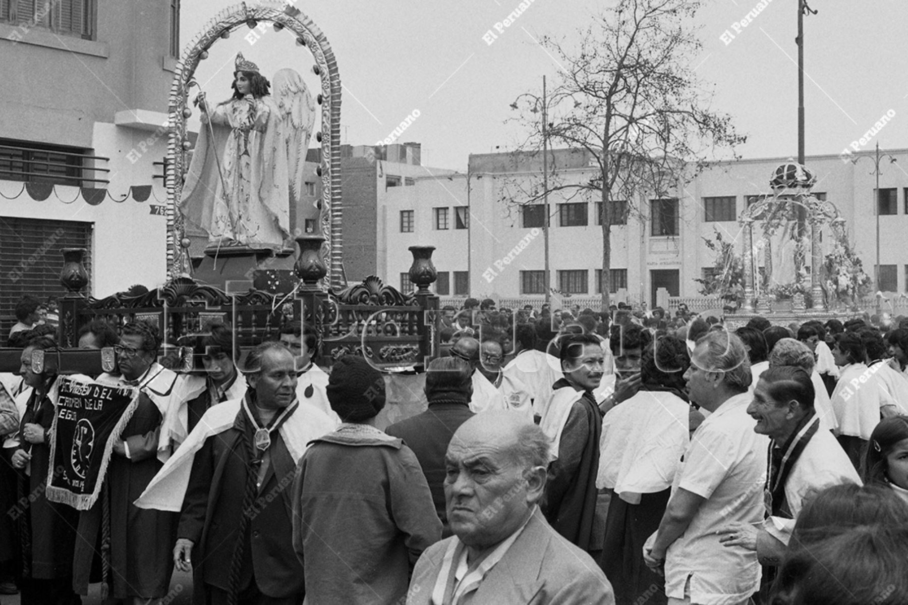 Callao - 1 octubre 1978 / Imagen de San Rafael que acompaña a la procesión de la Virgen del Carmen de La Legua.  Foto: Archivo Histórico de El Peruano