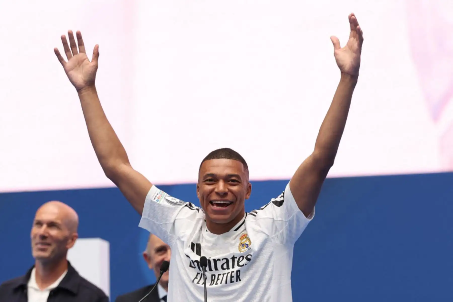 El astro francés Kylian Mbappé fue presentado como nuevo jugador del Real Madrid ante miles de personas en el estadio Santiago Bernabéu, a quienes prometió que dará "la vida por este club". Foto: AFP