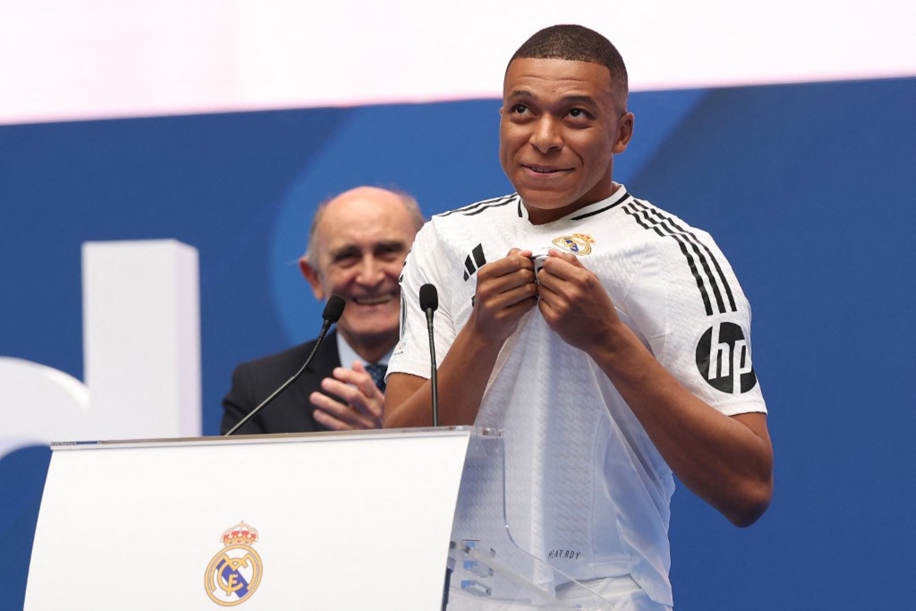 El astro francés Kylian Mbappé fue presentado como nuevo jugador del Real Madrid ante miles de personas en el estadio Santiago Bernabéu, a quienes prometió que dará "la vida por este club". Foto: AFP