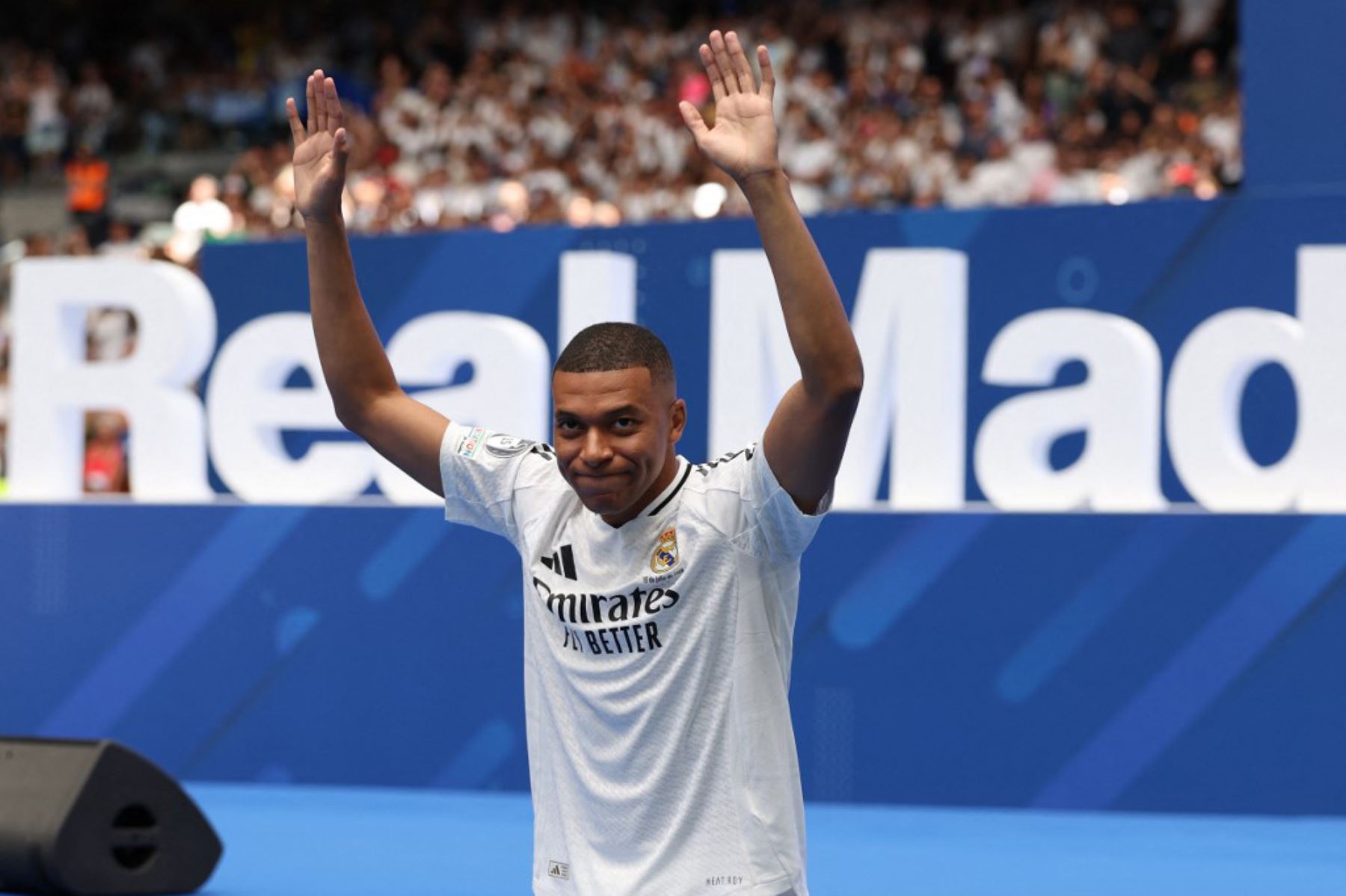 El astro francés Kylian Mbappé fue presentado como nuevo jugador del Real Madrid ante miles de personas en el estadio Santiago Bernabéu, a quienes prometió que dará "la vida por este club". Foto: AFP