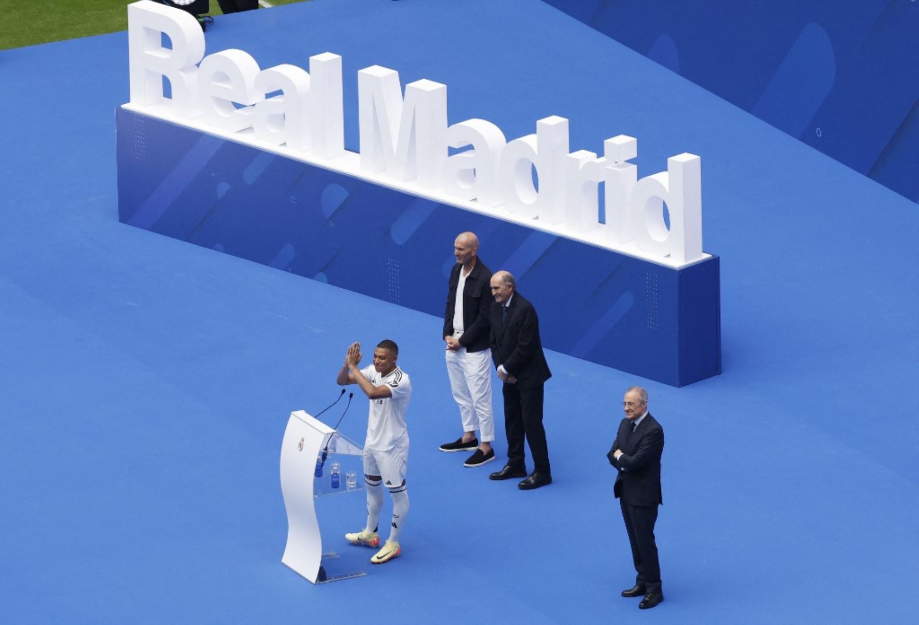 El astro francés Kylian Mbappé fue presentado como nuevo jugador del Real Madrid ante miles de personas en el estadio Santiago Bernabéu, a quienes prometió que dará "la vida por este club". Foto: AFP