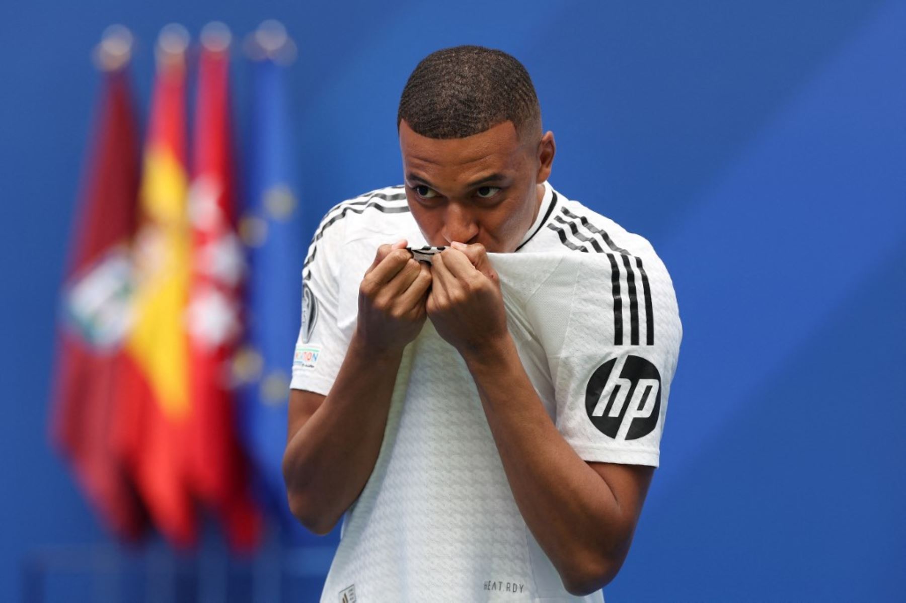 El astro francés Kylian Mbappé fue presentado como nuevo jugador del Real Madrid ante miles de personas en el estadio Santiago Bernabéu, a quienes prometió que dará "la vida por este club". Foto: AFP