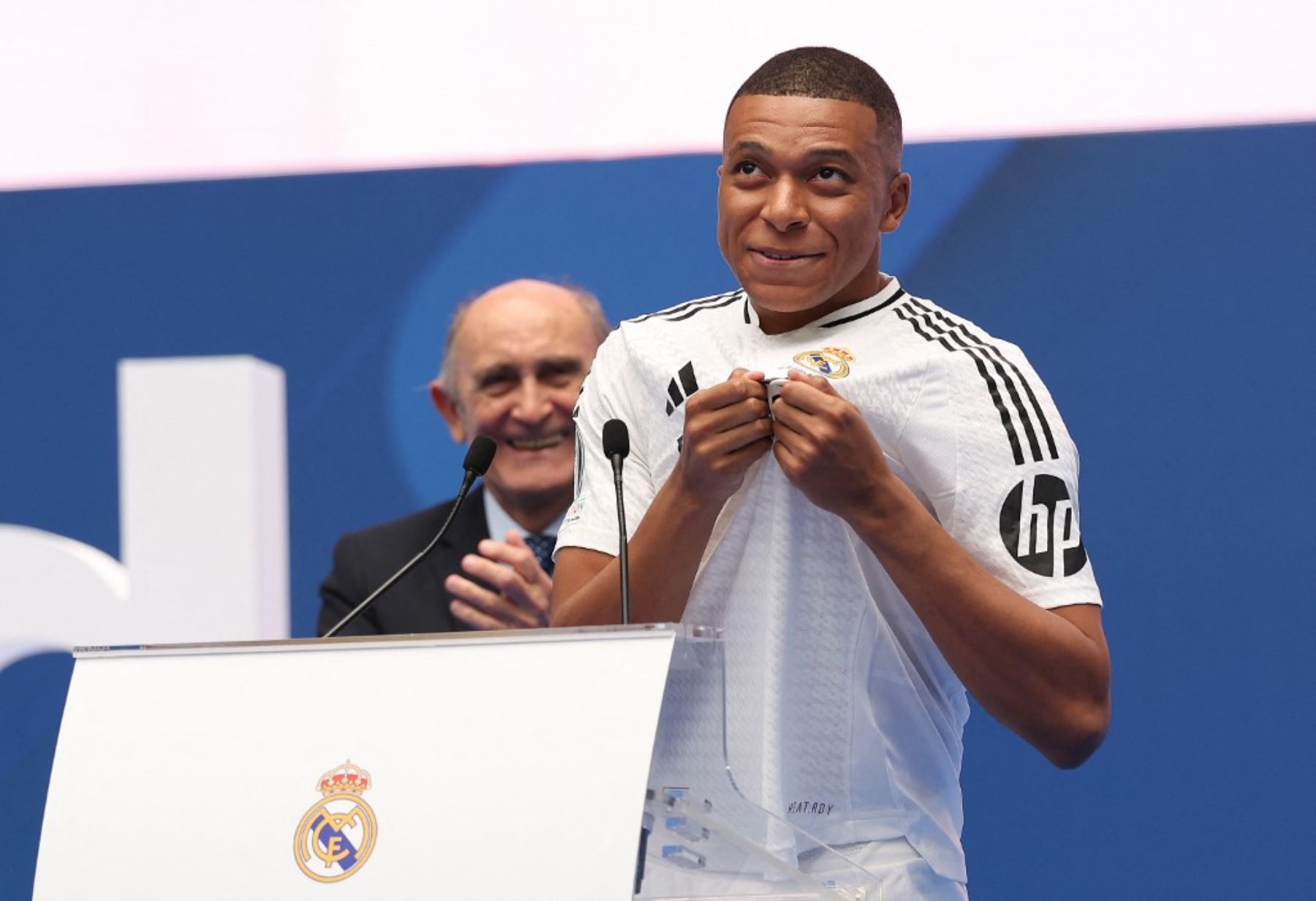 Kylian Mbappé besa el símbolo del Real Madrid en la camiseta que lucirá