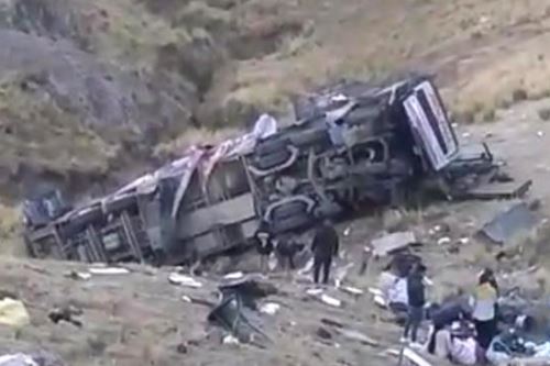 Bus interprovincial repleto de pasajeros cayó a un abismo en Ayacucho. Las brigadas trabajan para rescatar a las víctimas y heridos de este accidente ocurrido en la vía Los Libertadores.