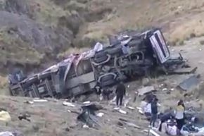 Bus interprovincial repleto de pasajeros cayó a un abismo en Ayacucho. Las brigadas trabajan para rescatar a las víctimas y heridos de este accidente ocurrido en la vía Los Libertadores.