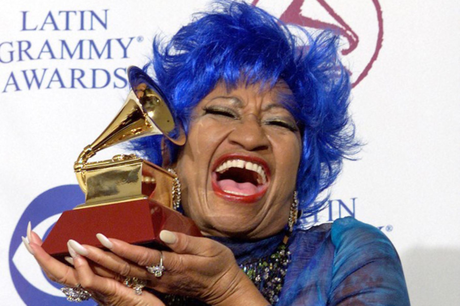 Celia Cruz posa con su Grammy a la mejor interpretación de salsa en la primera entrega anual del Latin Grammy en el Staples Center de Los Ángeles, el 13 de septiembre de 2000. Foto: AFP