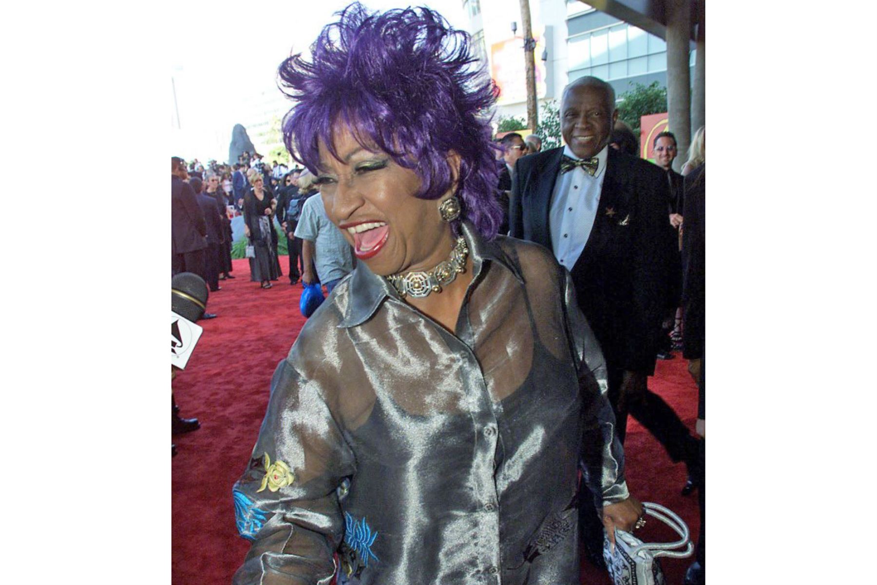 La cantante Celia Cruz llega a la primera entrega anual del Latin Grammy en el Staples Center de Los Ángeles el 13 de septiembre de 2000. Foto: AFP