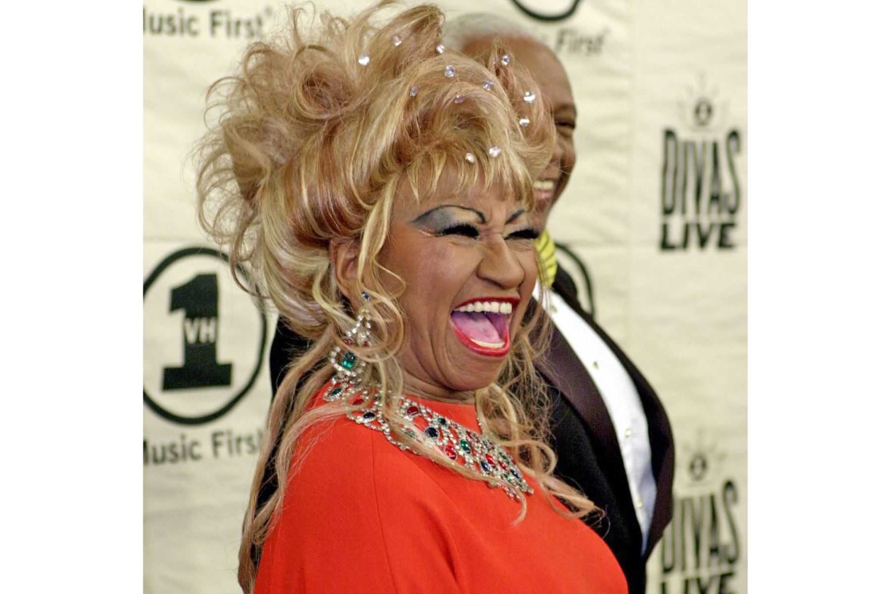 Celia Cruz, nacida en Cuba y actual residente estadounidense, llega al concierto "VH1 Divas Live: The One and Only Aretha Franklin" el 10 de abril de 2001 en el Radio City Music Hall de Nueva York.  Foto: AFP