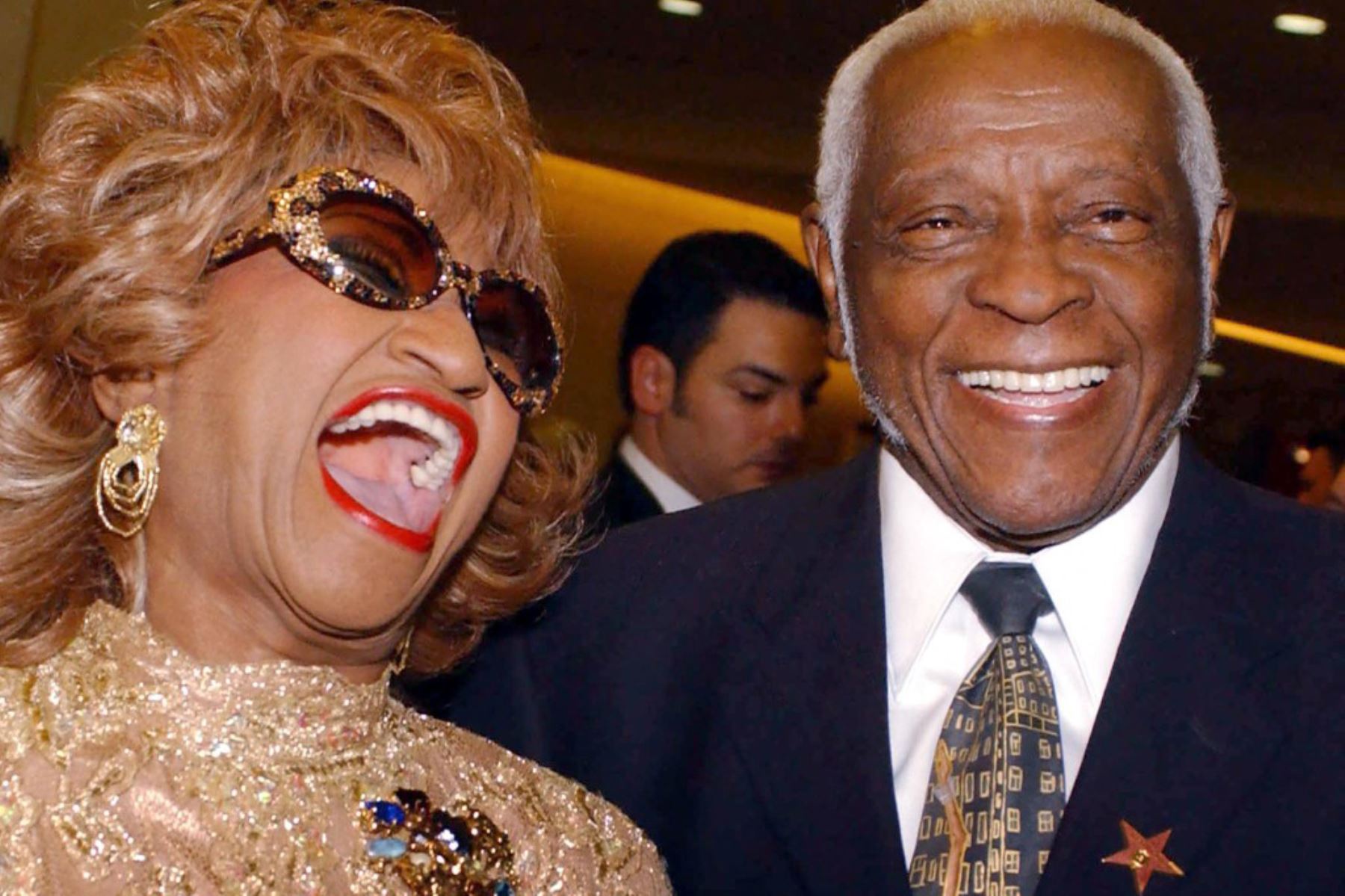 La cantante cubana Celia Cruz, llega con su esposo Pedro Knight a la gala homenaje del Premio Persona del Año 2002 de la Academia Latina de la Grabación (LARAS) a Vicente Fernández, en Hollywood, CA, el 17 de septiembre de 2002. Foto: AFP