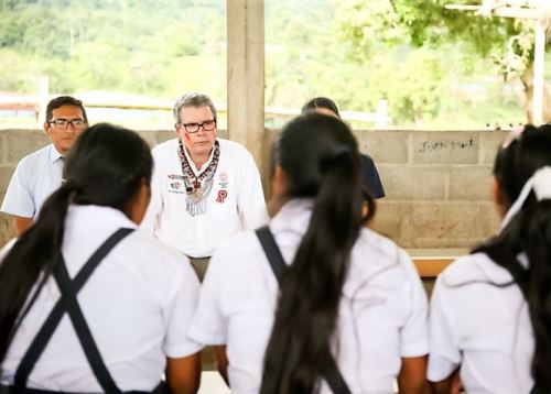 Ministro de Educación, Morgan Quero, visitó ayer el centro poblado Huampami, en Amazonas, para supervisar las acciones que se realizan para evitar nuevos casos de violación de escolares. Agregó que el Minedu ya ha separado a 140 docentes implicados en este delito.