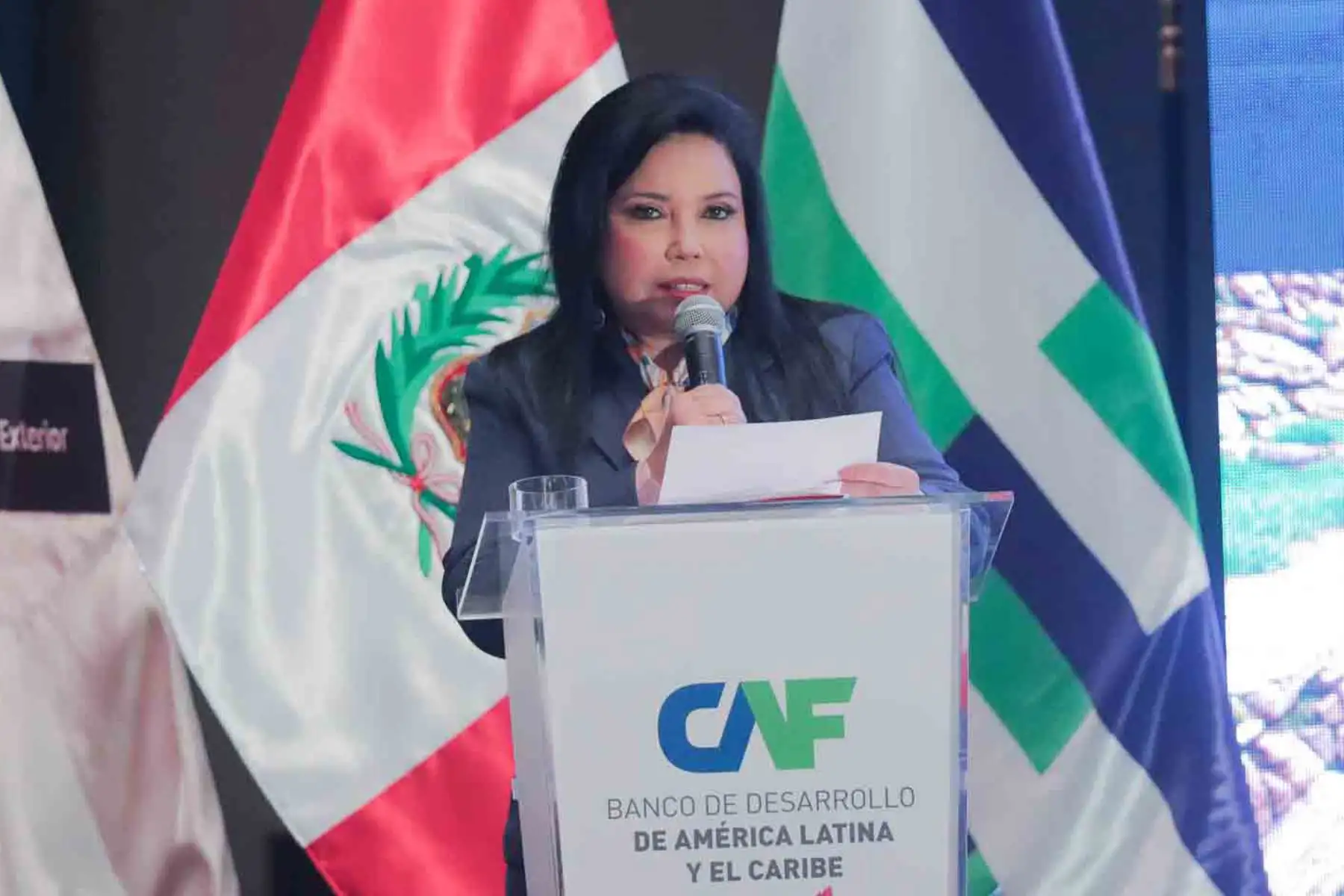 La ministra de Comercio Exterior y Turismo, Elizabeth Galdo, presenta la guía TOURISM DOING BUSINESS - INVIRTIENDO EN PERÚ, que brinda una completa información sobre los atributos y oportunidades de inversión del país en materia de turismo. Foto: ANDINA/ Lino Chipana