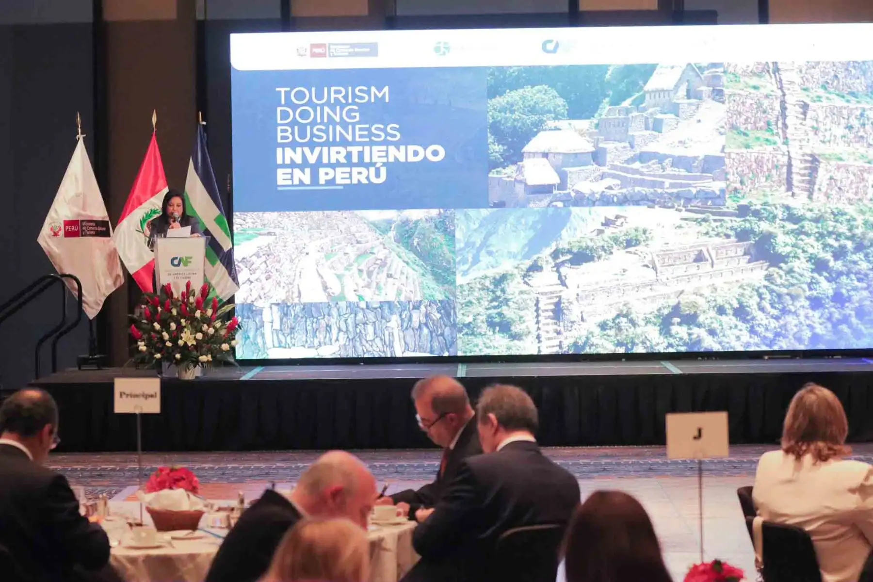 La ministra de Comercio Exterior y Turismo, Elizabeth Galdo, presenta la guía TOURISM DOING BUSINESS - INVIRTIENDO EN PERÚ, que brinda una completa información sobre los atributos y oportunidades de inversión del país en materia de turismo. Foto: ANDINA/ Lino Chipana