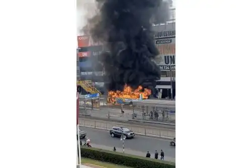 Cuatro unidades de los bomberos acudieron para apagar las llamas. Foto: captura internet.