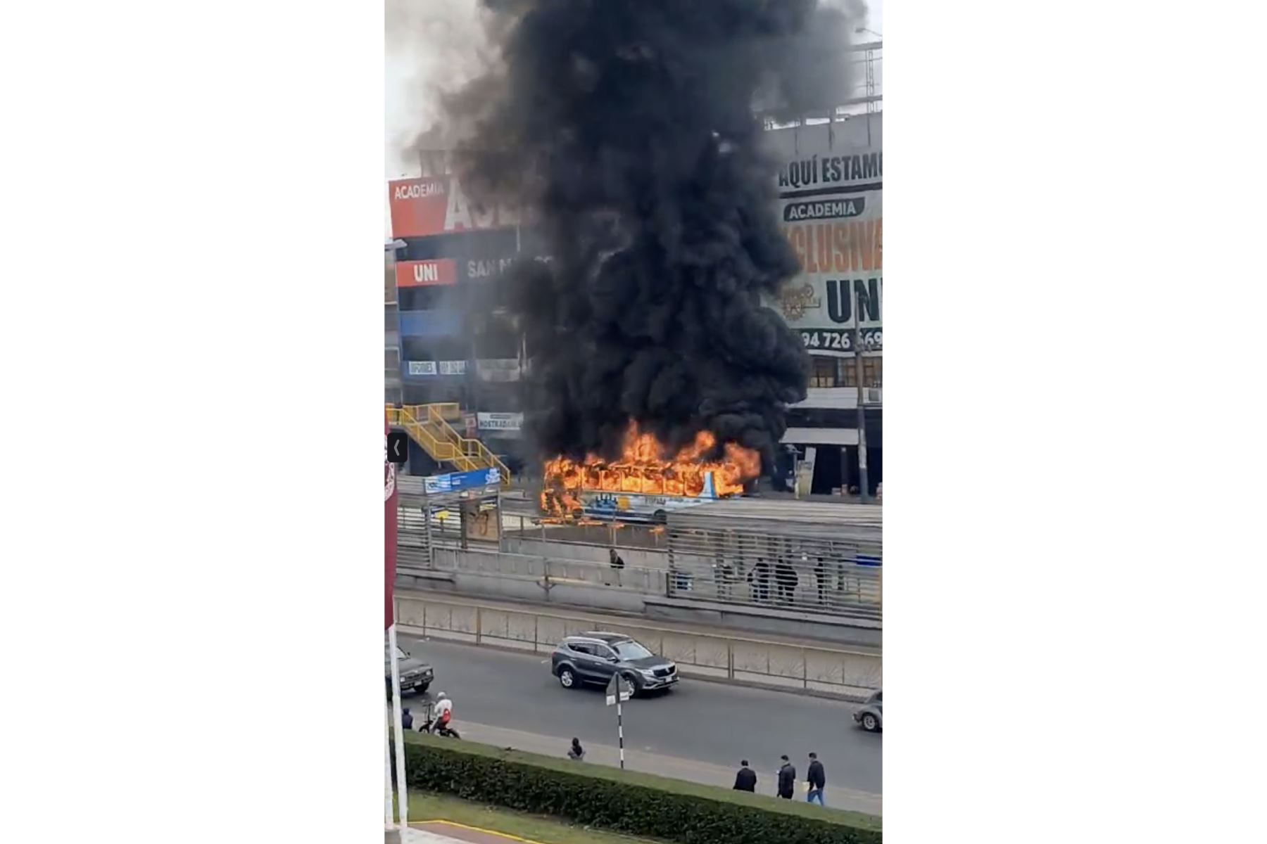 Cuatro unidades de los bomberos acudieron para apagar las llamas. Foto: captura internet.