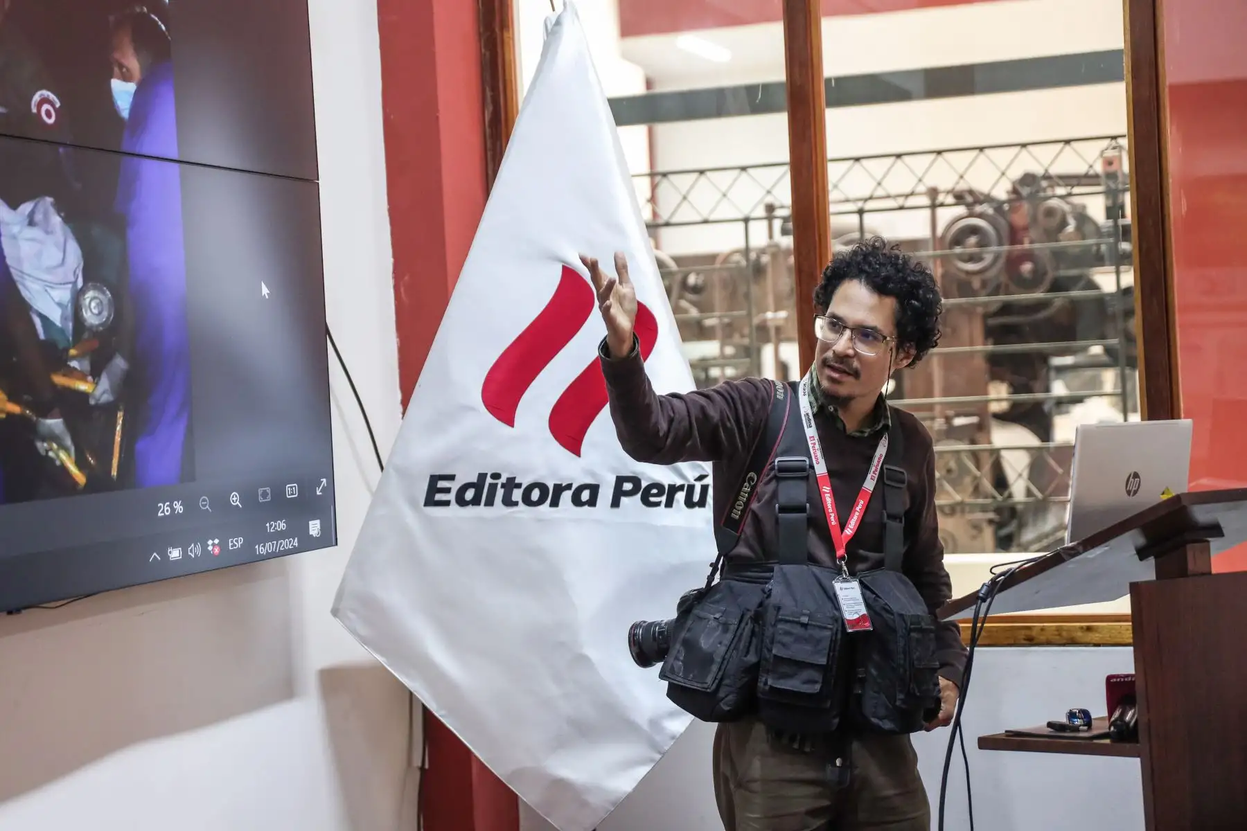 Daniel Bracamonte, reportero gráfico de Editora Perú, cuenta sus anécdotas y comparte su experiencia laboral en el programa "Vive Andina". Foto: ANDINA/ Connie Calderon
