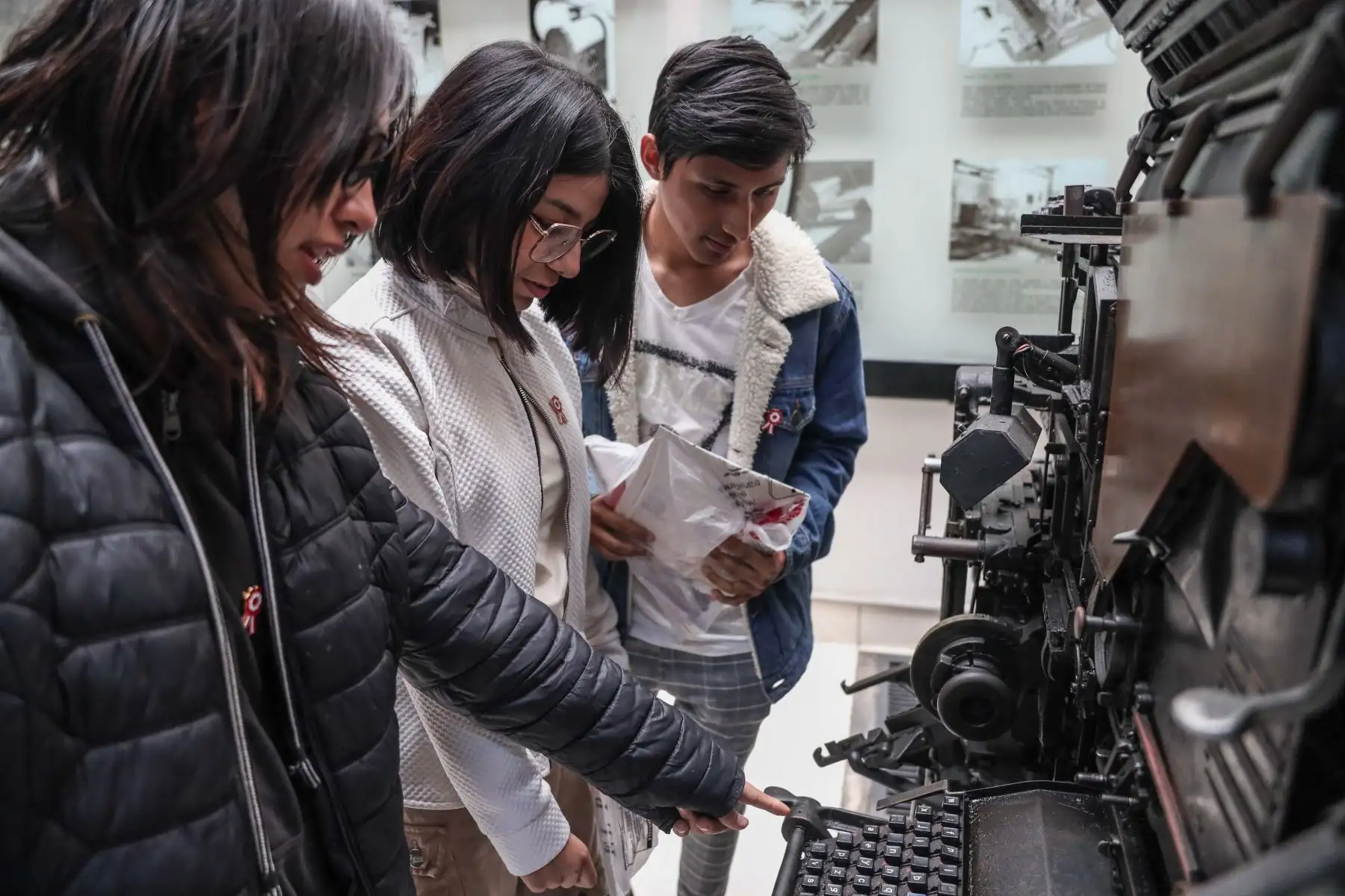 Alumnos del Instituto Superior Tecnológico María Rosario Araoz Pinto hacen un recorrido por el Museo Gráfico de "El Peruano". Foto: ANDINA/ Connie Calderon