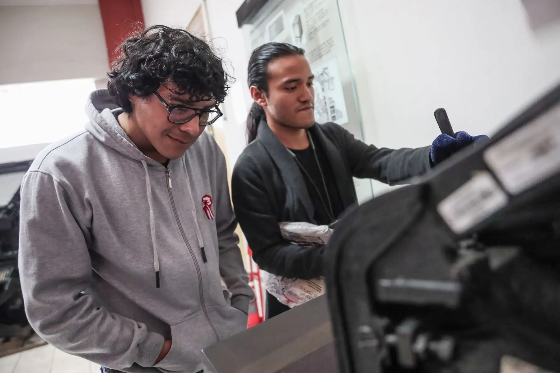 Alumnos de diseño publicitario del Instituto Superior Tecnológico María Rosario Araoz Pinto recorren las instalaciones de Editora Perú.. Foto: ANDINA/ Connie Calderon