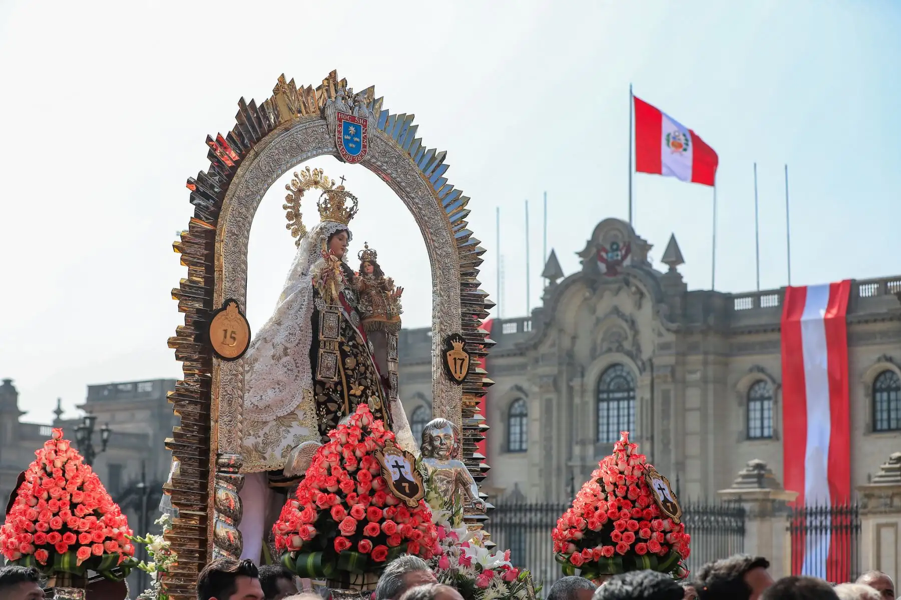 La presidenta de la república, Dina Boluarte, participa  en el homenaje a la Virgen del Carmen, cuya procesión llegó hasta la Plaza de Armas de Lima.
Foto: ANDINA/Prensa Presidencia