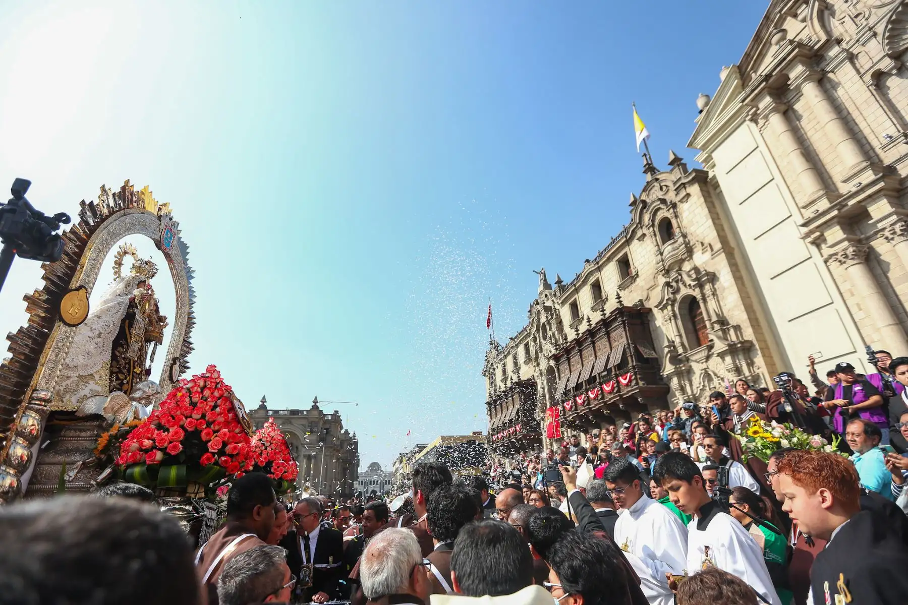 La presidenta de la república, Dina Boluarte, participa  en el homenaje a la Virgen del Carmen, cuya procesión llegó hasta la Plaza de Armas de Lima.
Foto: ANDINA/Prensa Presidencia