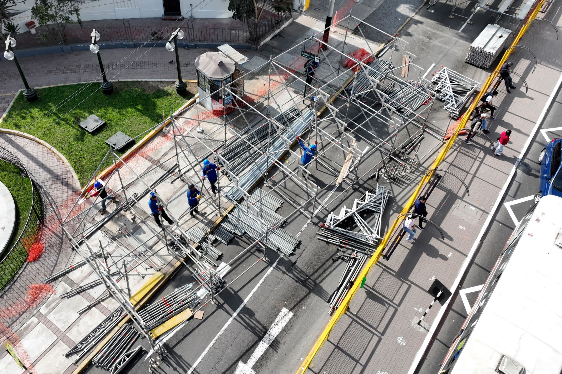 Por instalación de graderías en la avenida Brasil, se ha cerrado un sector de la vía auxiliar en las cuadras 18, 19 y 20, en el sentido del centro de Lima hacia Magdalena. Fotos: ANDINA/Daniel Bracamonte