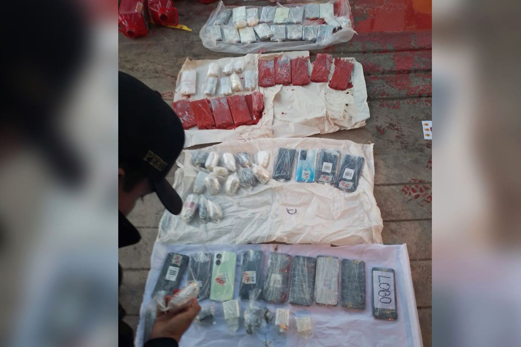 Mujer fue detenida por pretender ingresar celulares y accesorios para su pareja recluida en el penal de Socabaya por el delito de violación sexual. Foto: ANDINA/Difusión