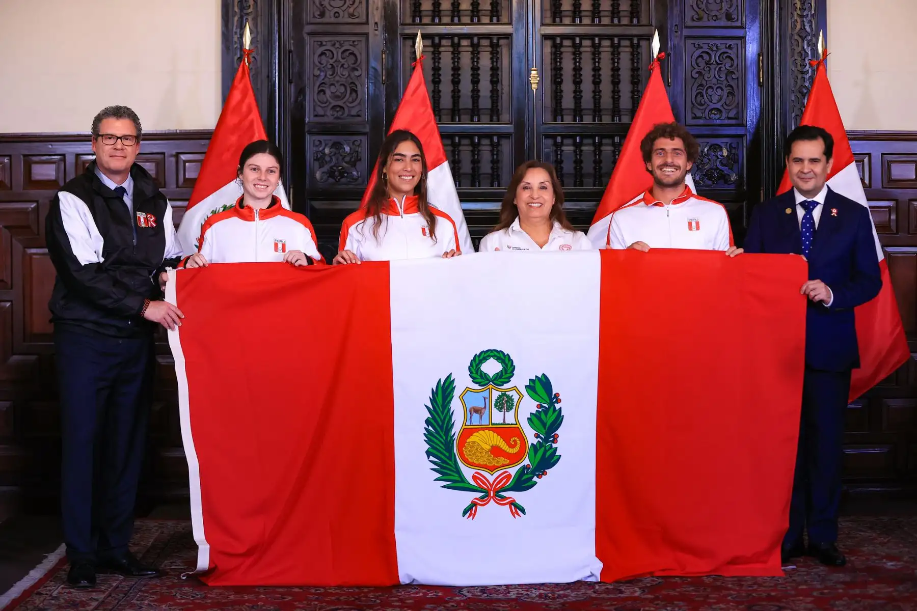 La presidenta de la República, Dina Boluarte, expresa el reconocimiento del gobierno a los deportistas clasificados para participar en los Juegos Olímpicos de París, y detalló los premios adicionales que en el país se les otorgará en caso obtengan medallas al participar en sus respectivas disciplinas.
Foto: ANDINA/ Prensa Presidencia