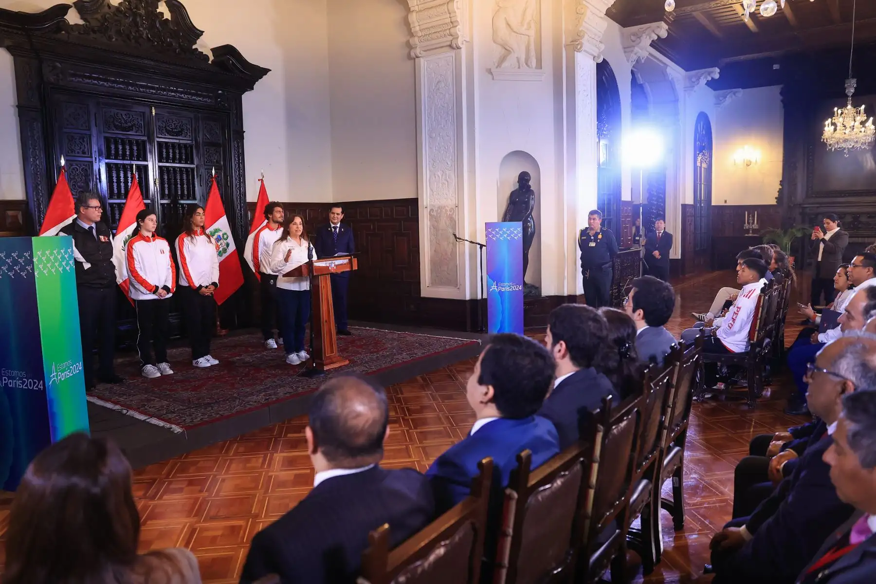 La presidenta de la República, Dina Boluarte, expresa el reconocimiento del gobierno a los deportistas clasificados para participar en los Juegos Olímpicos de París, y detalló los premios adicionales que en el país se les otorgará en caso obtengan medallas al participar en sus respectivas disciplinas.
Foto: ANDINA/ Prensa Presidencia