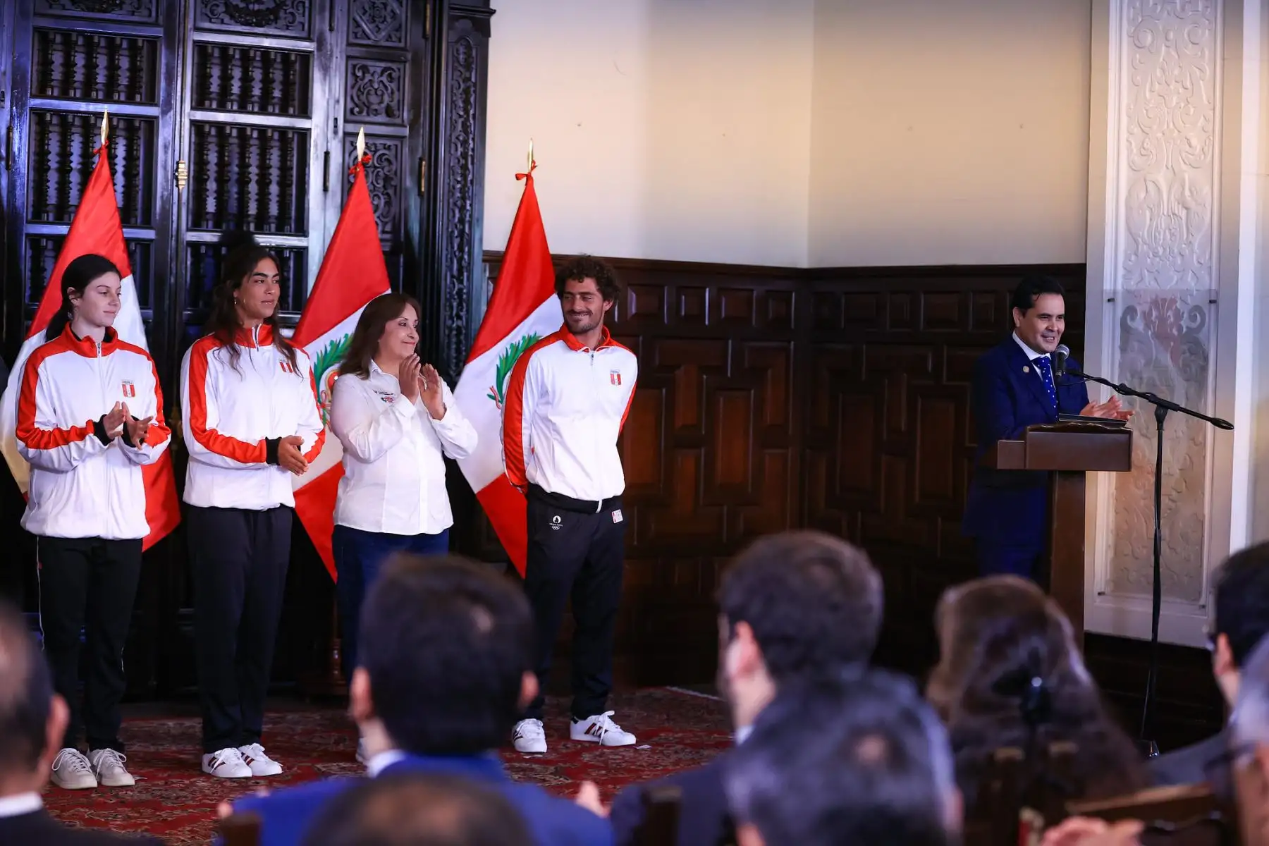 La presidenta de la República, Dina Boluarte, expresa el reconocimiento del gobierno a los deportistas clasificados para participar en los Juegos Olímpicos de París, y detalló los premios adicionales que en el país se les otorgará en caso obtengan medallas al participar en sus respectivas disciplinas.
Foto: ANDINA/ Prensa Presidencia