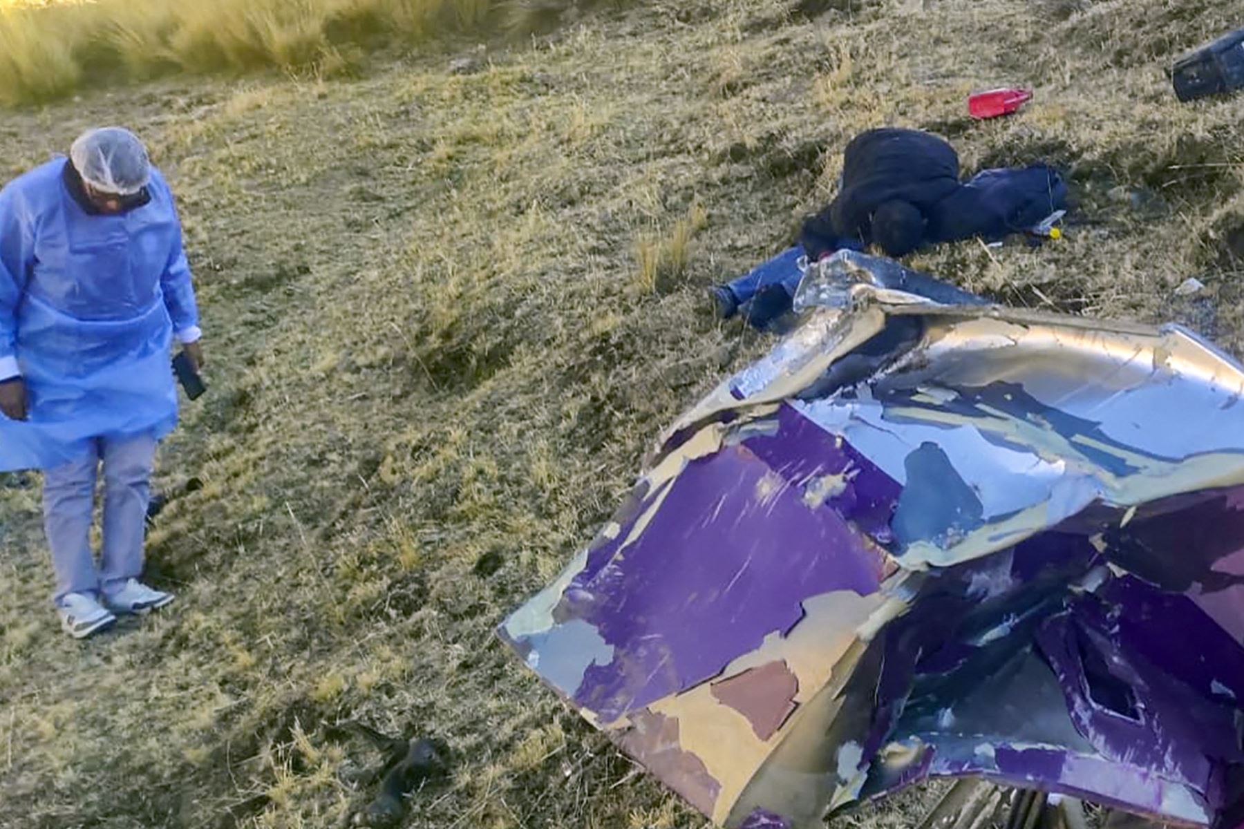 Esta imagen publicada por la Policía Nacional del Perú muestra un cadáver y escombros después de que un autobús se cayera por un barranco  en la zona de Ccarhuapampa-Vinchos, en la vía Los Libertadores, en Ayacucho.
Foto: AFP