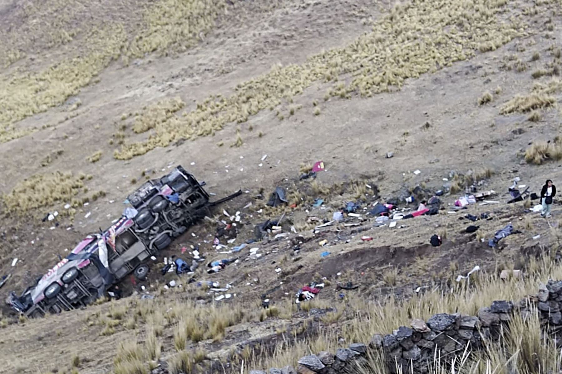 Un autobús cayó a un barranco en el sur de Perú, matando al menos a 21 personas y hirieron a otras 20 personas, dijo la policía el martes. El autobús con más de 40 ocupantes se dirigía a la región andina de Ayacucho desde Lima cuando se desvió por un acantilado de unos 200 metros de altura.
Foto: AFP