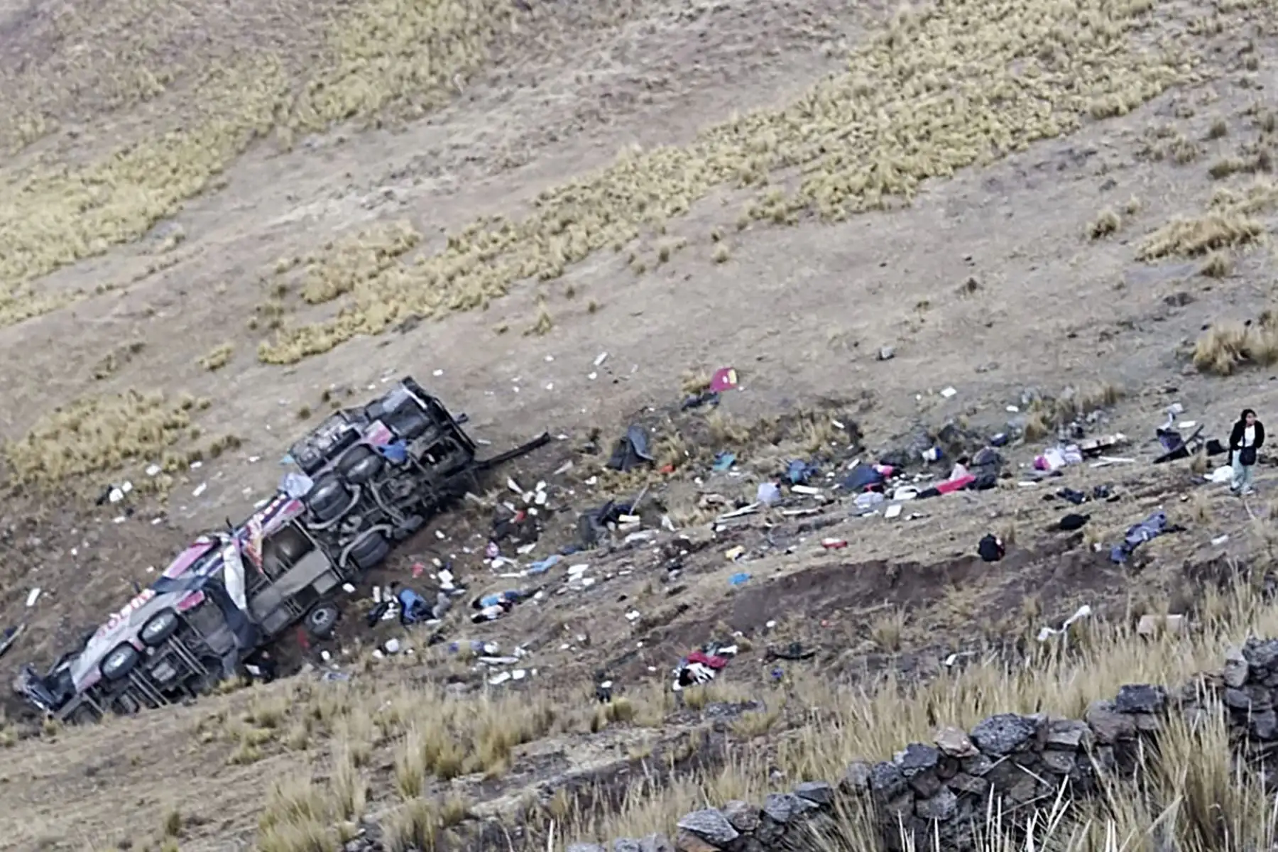 Un autobús cayó a un barranco en el sur de Perú, matando al menos a 21 personas y hirieron a otras 20 personas, dijo la policía el martes. El autobús con más de 40 ocupantes se dirigía a la región andina de Ayacucho desde Lima cuando se desvió por un acantilado de unos 200 metros de altura.
Foto: AFP