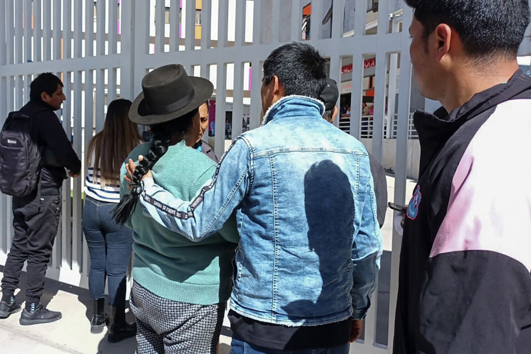 Familiares de víctimas de un autobús que cayó por un barranco preguntan por sus seres queridos frente al Hospital Mariscal en Ayacucho, Perú.
Foto: AFP