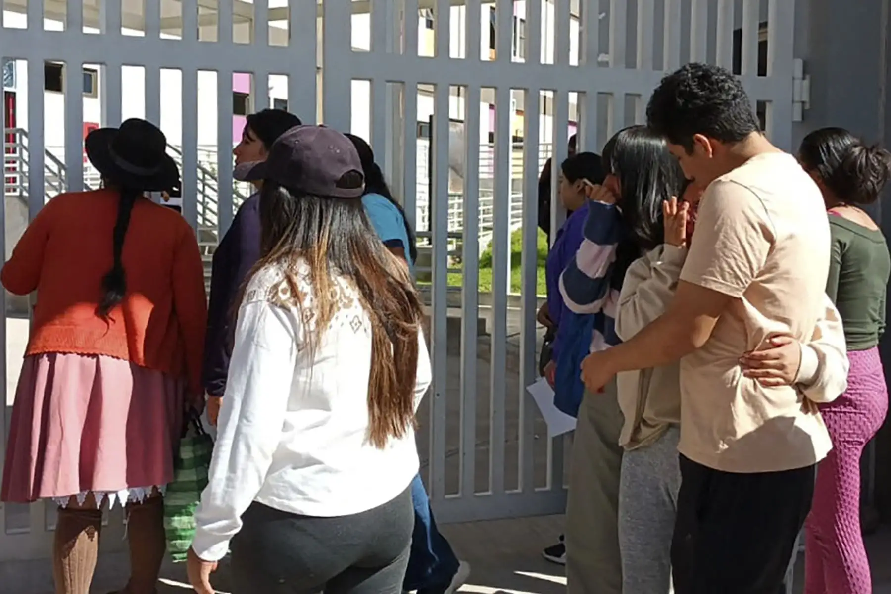 Familiares de víctimas de un autobús que cayó por un barranco preguntan por sus seres queridos frente al Hospital Mariscal en Ayacucho, Perú.
Foto: AFP
