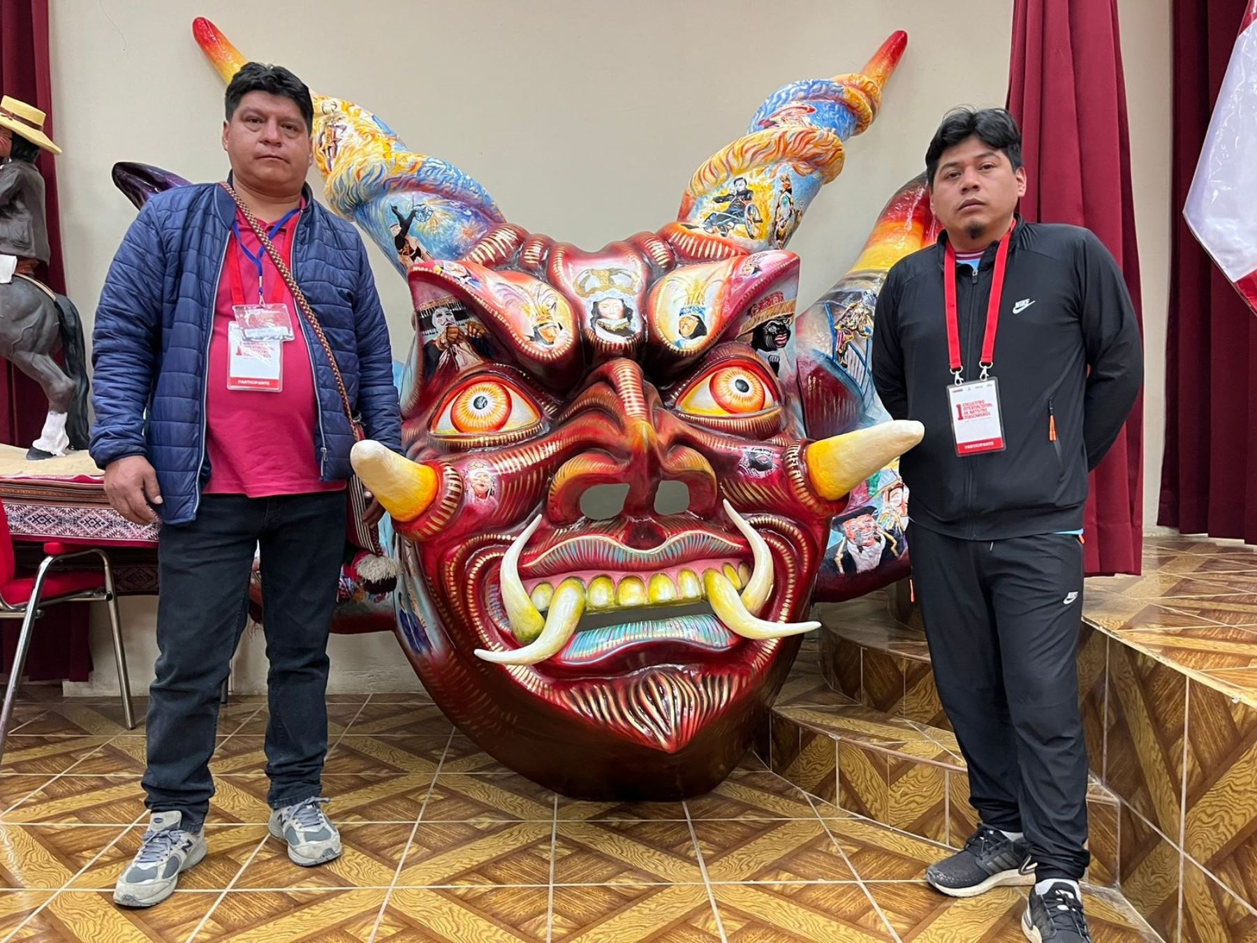 Una impresionante máscara gigante se exhibe en Paucartambo, en Cusco. Fue elaborado por artesanos en honor a la Virgen del Carmen, patrona de esta ciudad. ANDINA/Percy Hurtado Santillán