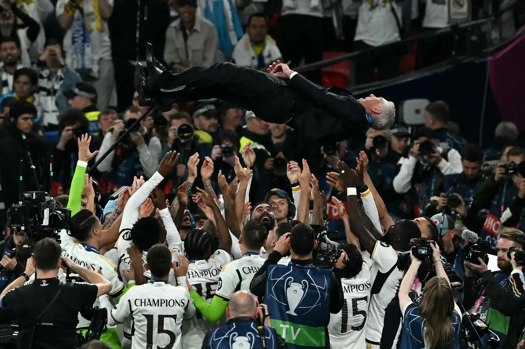 "Existen dudas sobre si los clubes españoles podrán seguir el ritmo del Real Madrid. El fichaje de Kylian Mbappé por parte del Real Madrid, junto con la presencia de los favoritos al Balón de Oro, Jude Bellingham y Vinicius Júnior, consolida aún más su dominio. La pregunta sigue siendo si estas grandes estrellas podrán beneficiar al equipo o crear un choque entre grandes jugadores", comenta Pilar Alonso Ulloa, Managing Director Iberia y Sudamérica de Brand Finance. Foto: AFP