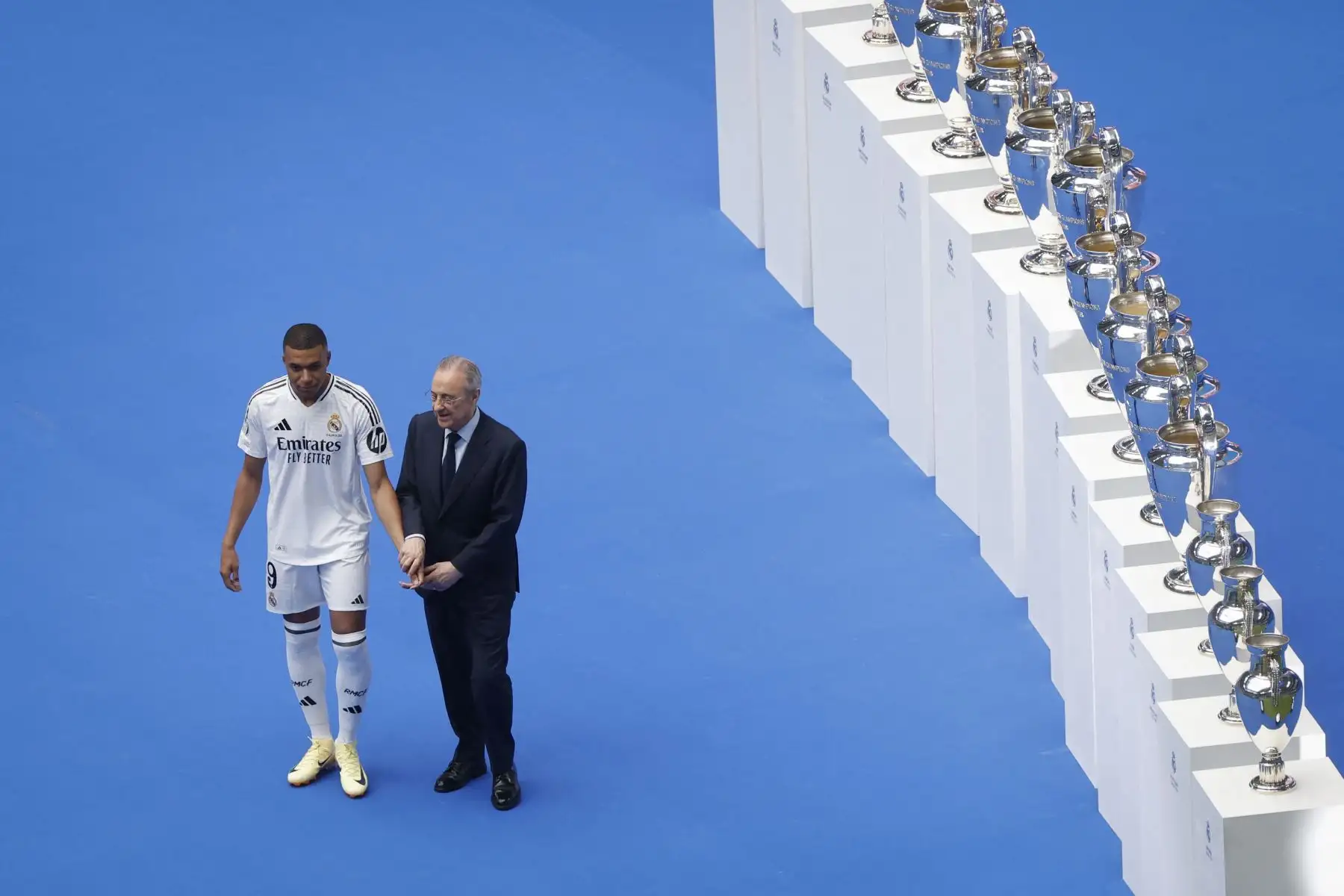 El Real Madrid ha vuelto a posicionarse como la marca de club de fútbol más valiosa del mundo en el ránking Football 50 de 2024 de Brand Finance, a pocos días de incorporar al delantero francés Kylian Mbappé. Con un valor de 1.685 millones de euros, seguido del Manchester City con 1.611 millones de euros y del Barcelona con 1.542 millones de euros. Foto: AFP