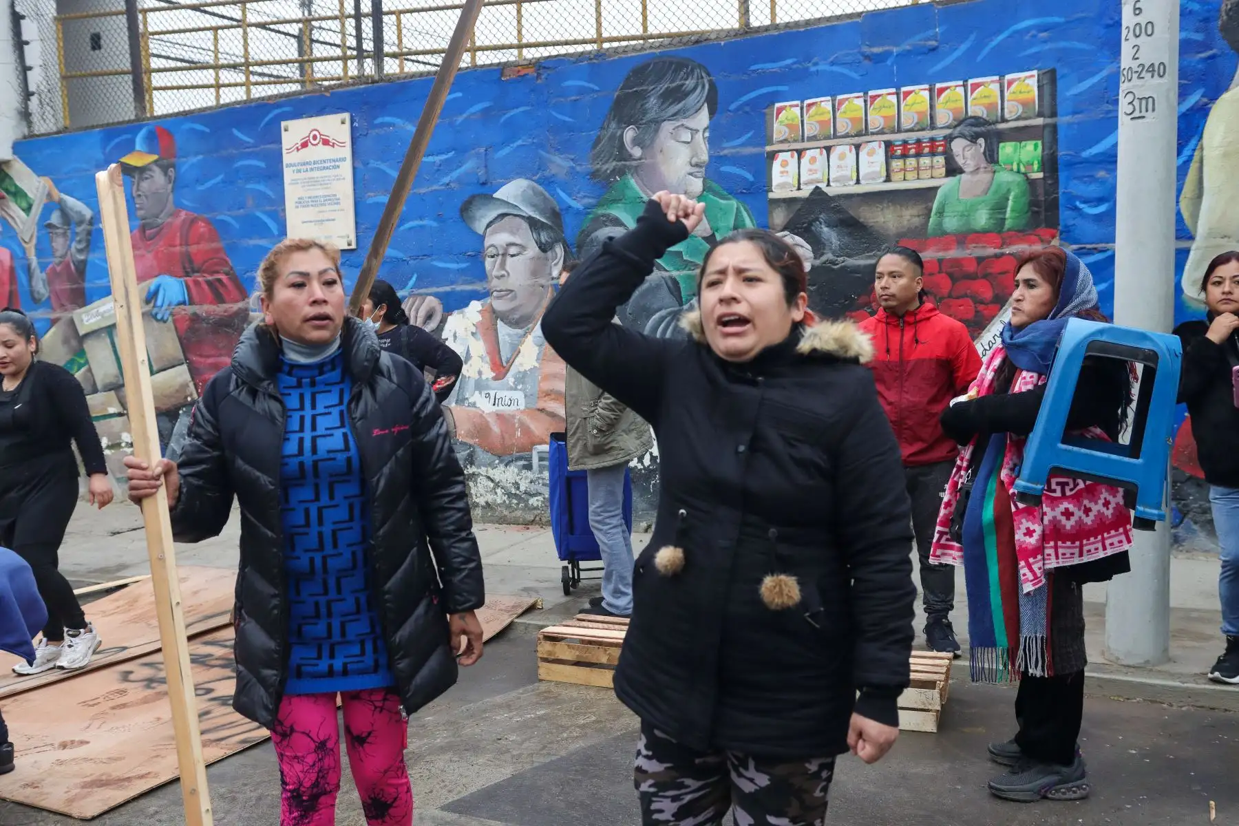 Surquillo: Desalojan a comerciantes que tomaron la calle por cierre de mercado San Felipe. Foto: ANDINA/Lino Chipana