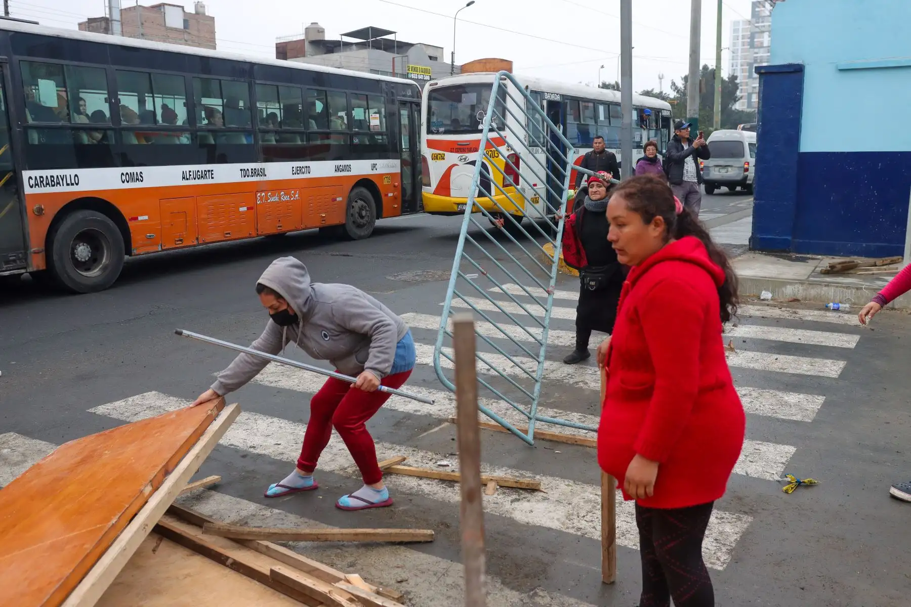 Surquillo: Desalojan a comerciantes que tomaron la calle por cierre de mercado San Felipe. Foto: ANDINA/Lino Chipana