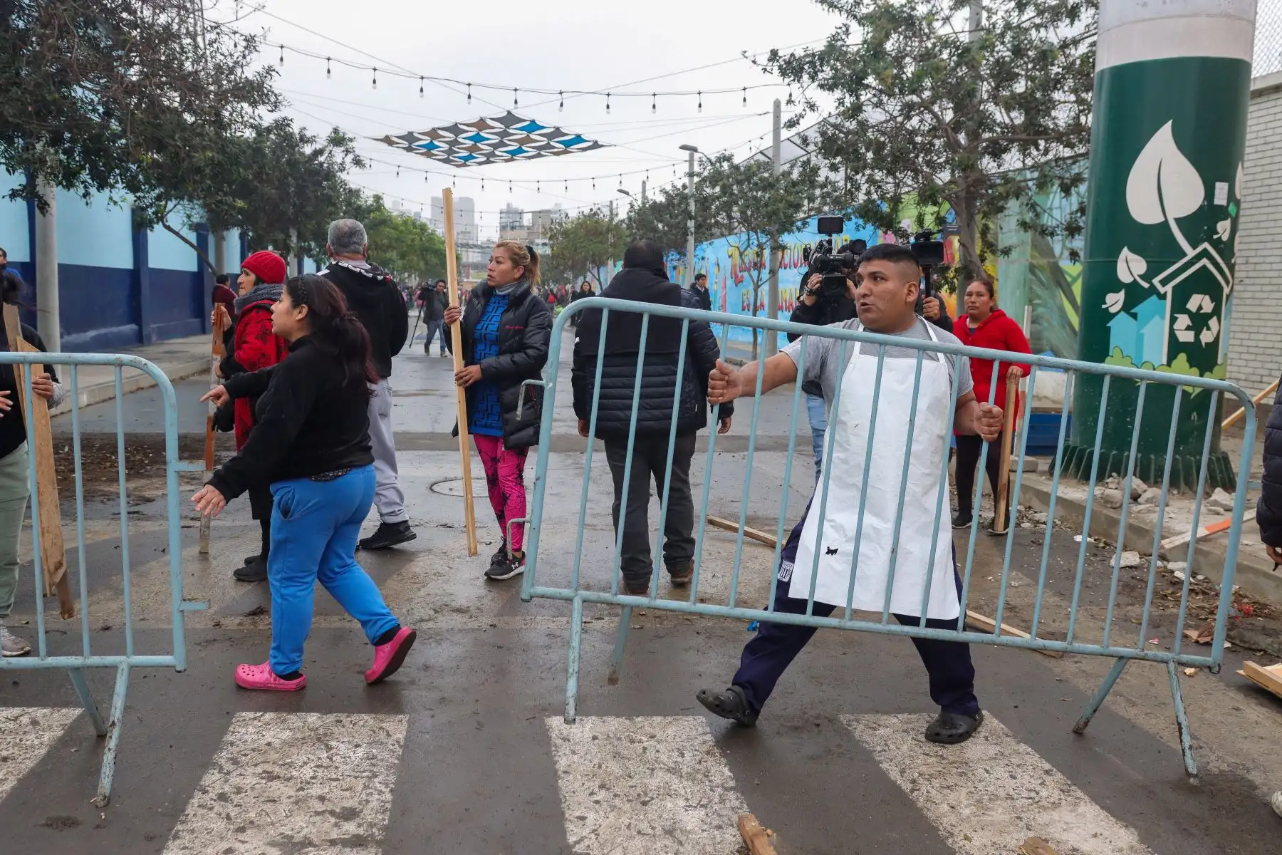 Surquillo: Desalojan a comerciantes que tomaron la calle por cierre de mercado San Felipe. Foto: ANDINA/Lino Chipana