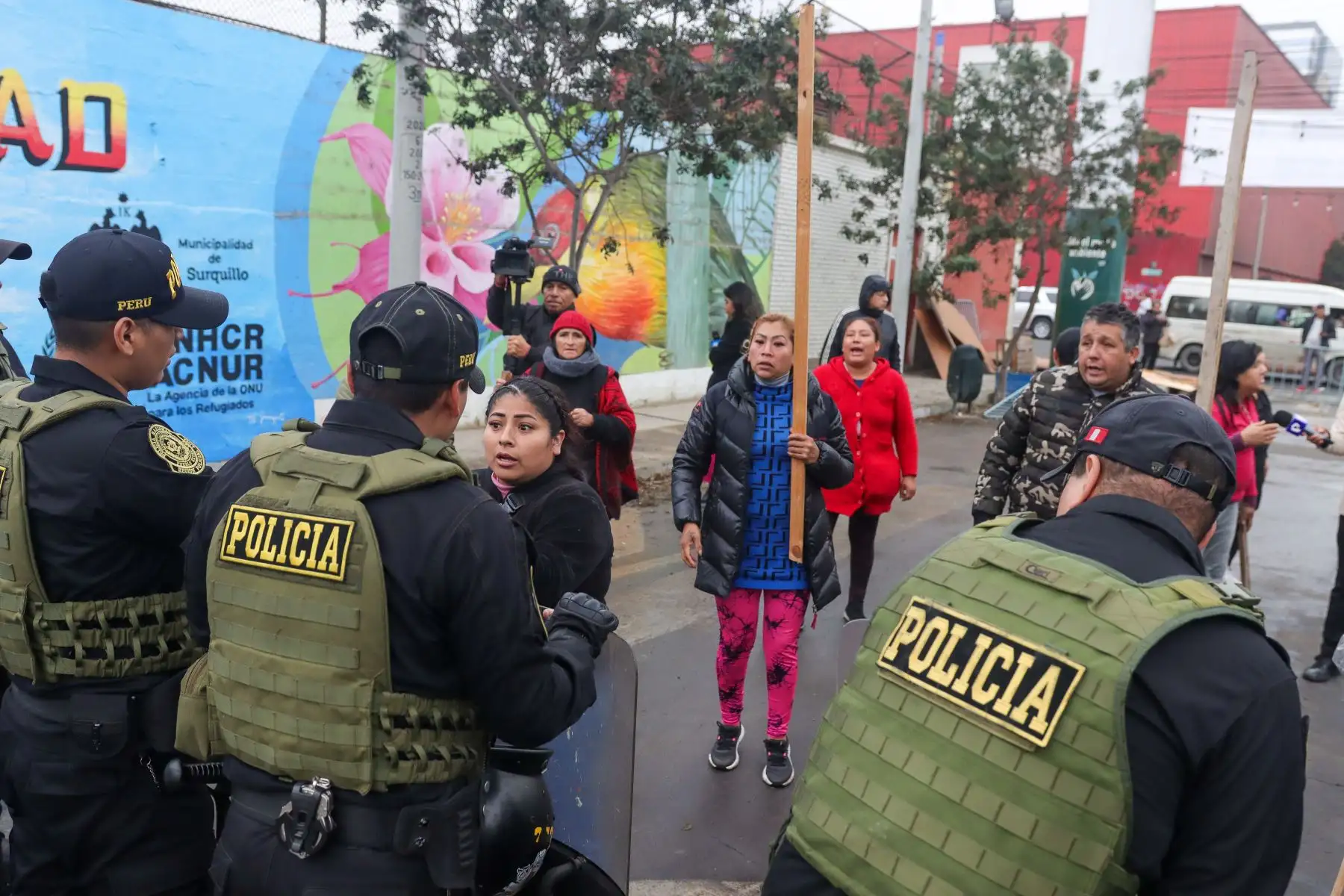 Surquillo: Desalojan a comerciantes que tomaron la calle por cierre de mercado San Felipe. Foto: ANDINA/Lino Chipana