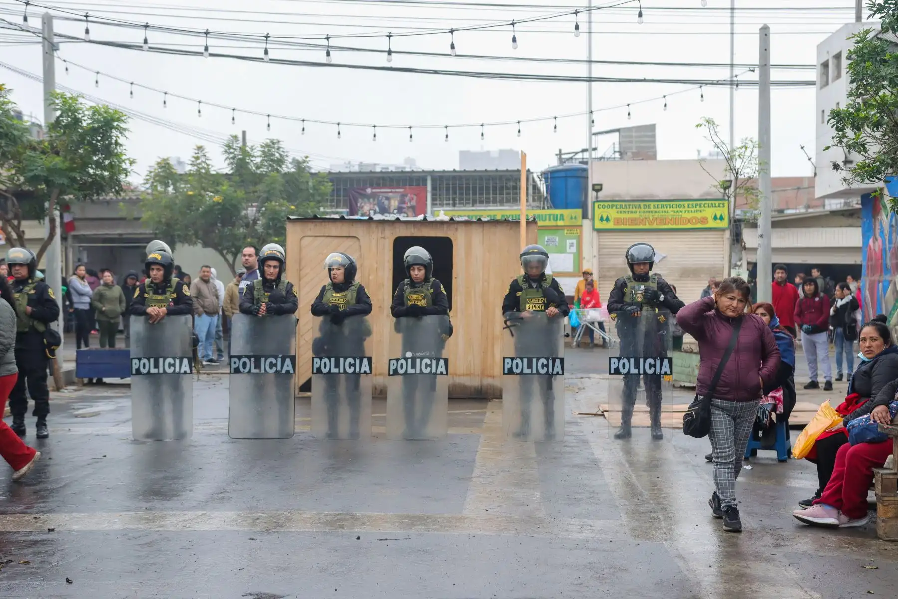 Surquillo: Desalojan a comerciantes que tomaron la calle por cierre de mercado San Felipe. Foto: ANDINA/Lino Chipana