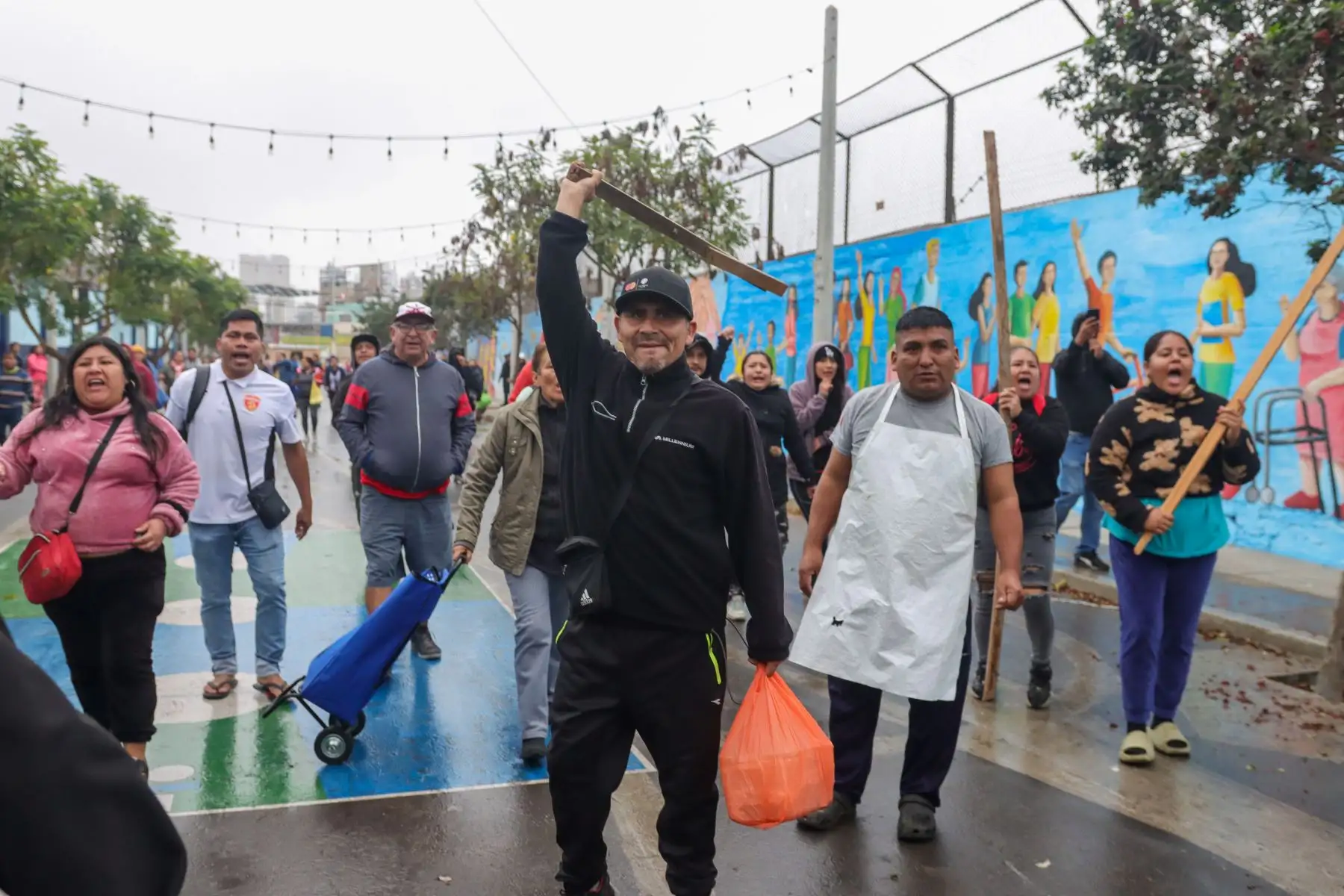 Surquillo: Desalojan a comerciantes que tomaron la calle por cierre de mercado San Felipe. Foto: ANDINA/Lino Chipana