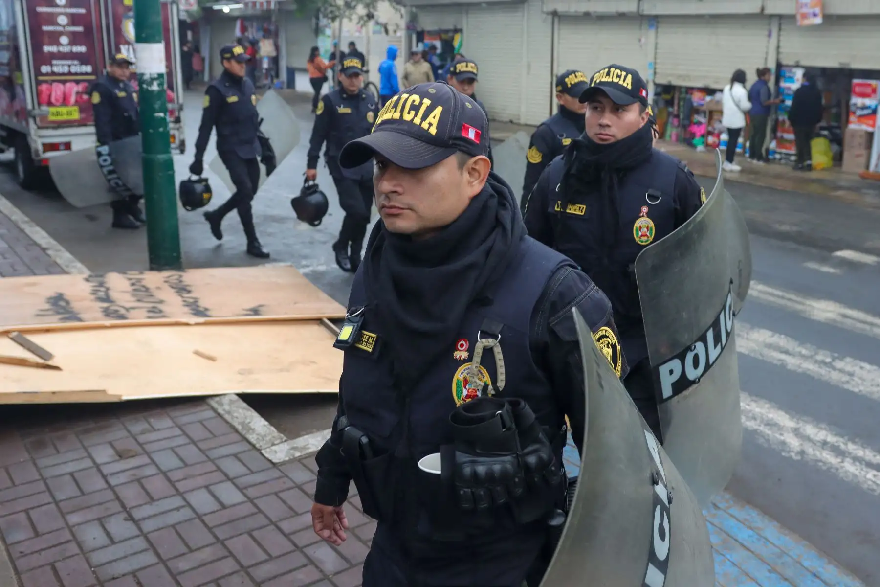 Surquillo: Desalojan a comerciantes que tomaron la calle por cierre de mercado San Felipe. Foto: ANDINA/Lino Chipana